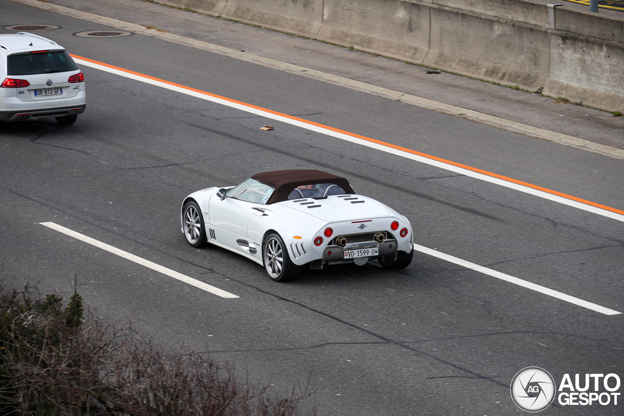 Spyker C8 Spyder SWB Wide Body paradeert over Zwitserse snelweg