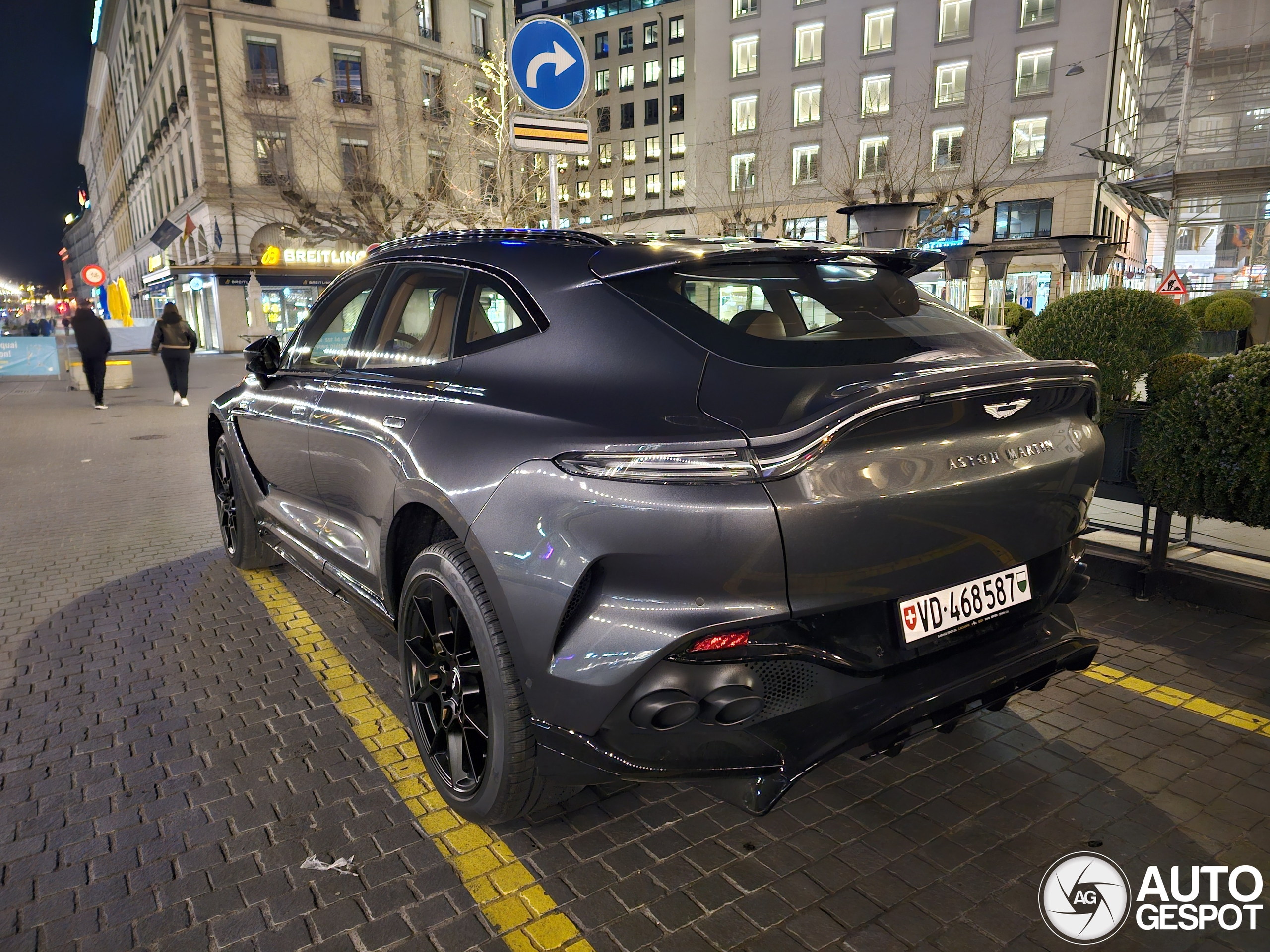 Aston Martin DBX707