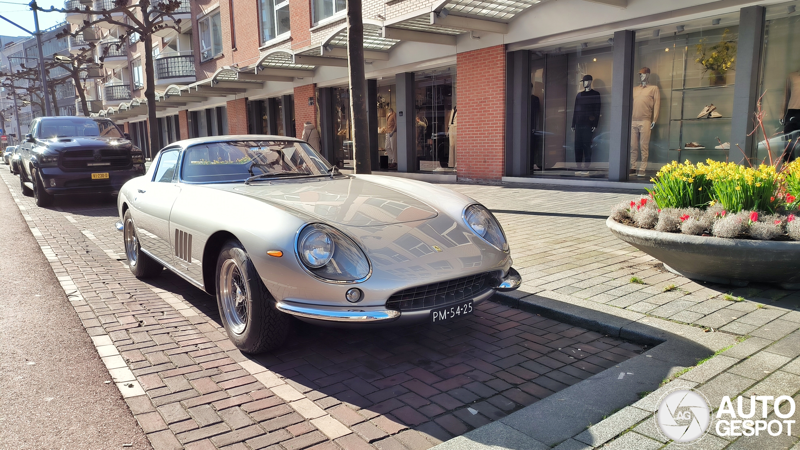 Miljoenen-Ferrari duikt op in Rotterdam