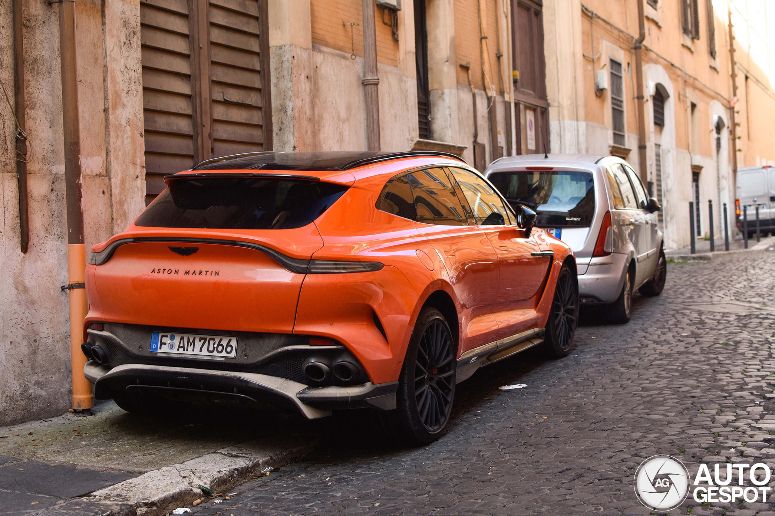 Aston Martin DBX707