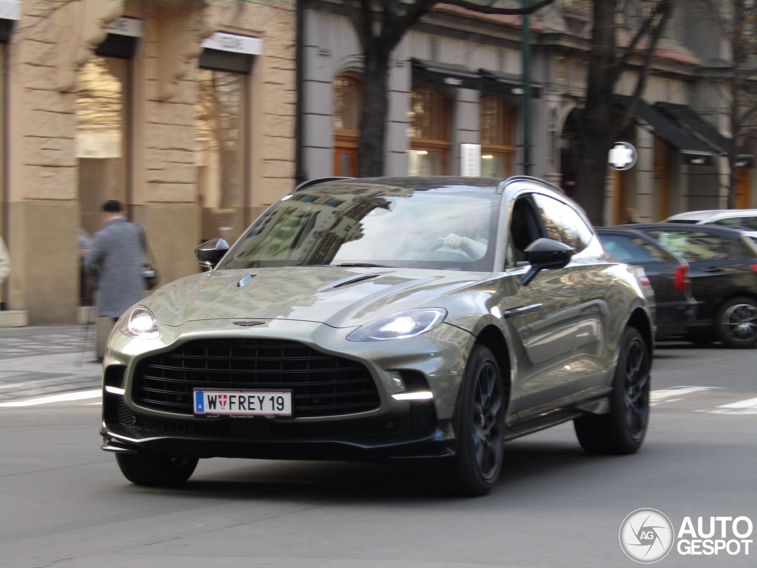 Aston Martin DBX707