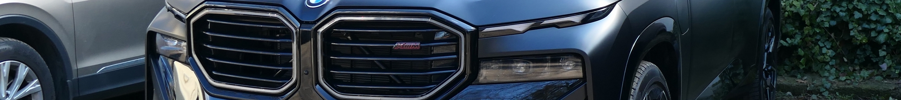 BMW XM G09 Label Red