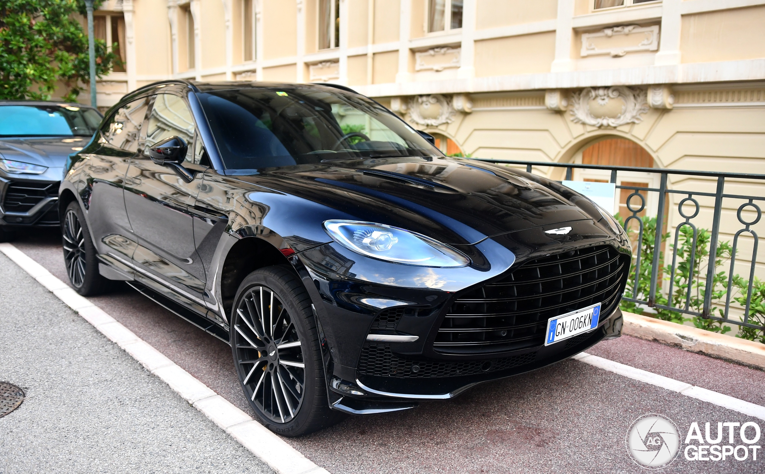 Aston Martin DBX707