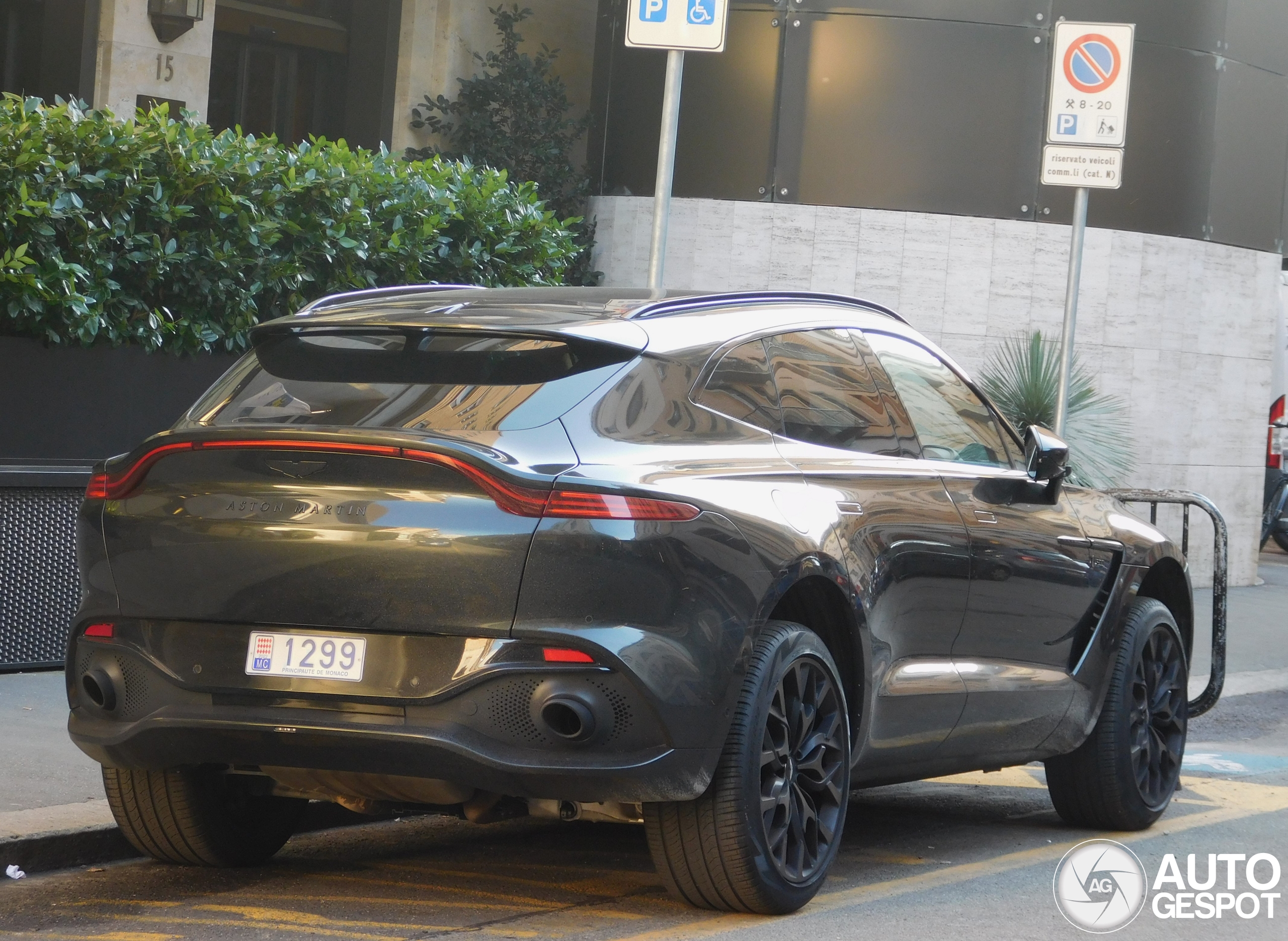 Aston Martin DBX