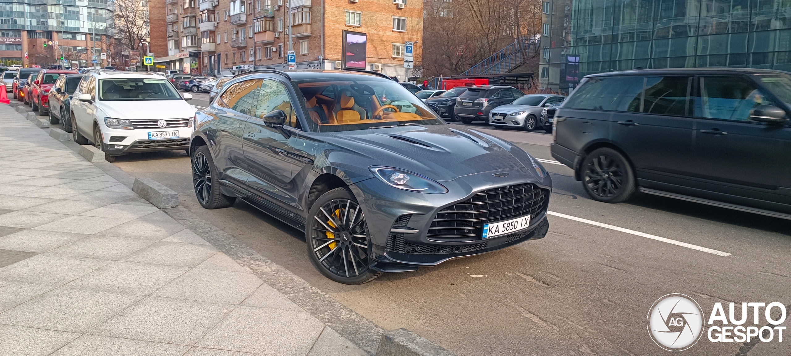 Aston Martin DBX707