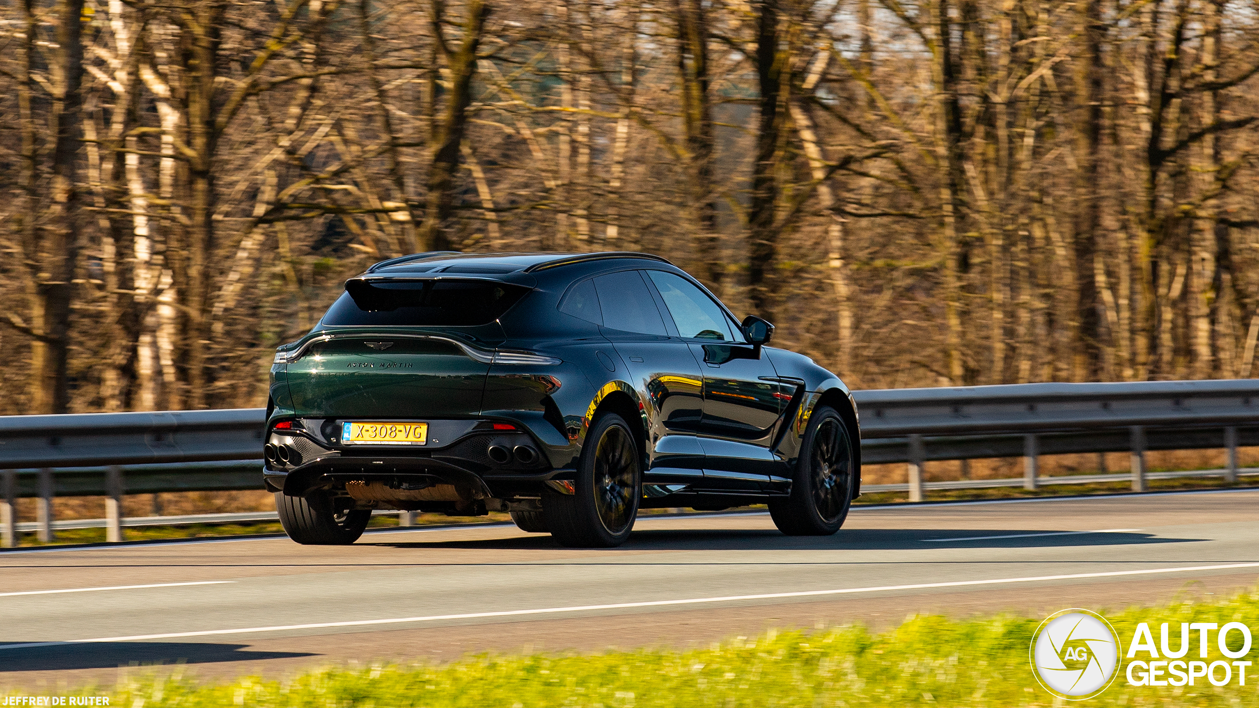 Aston Martin DBX707