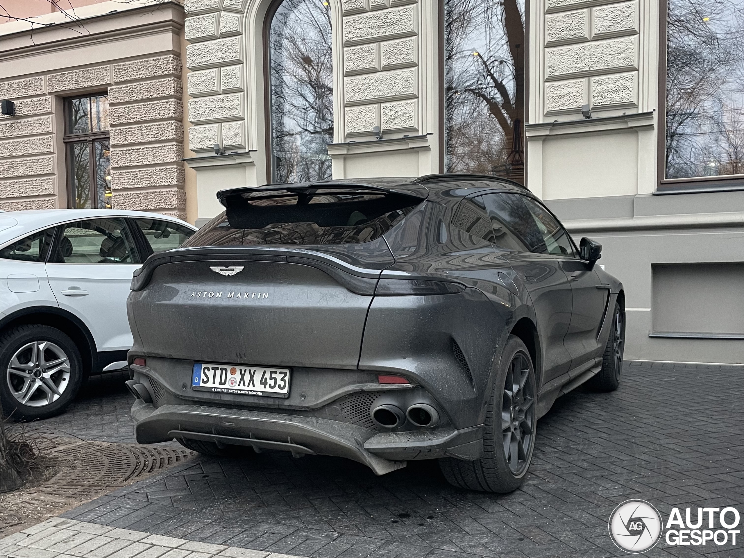 Aston Martin DBX707