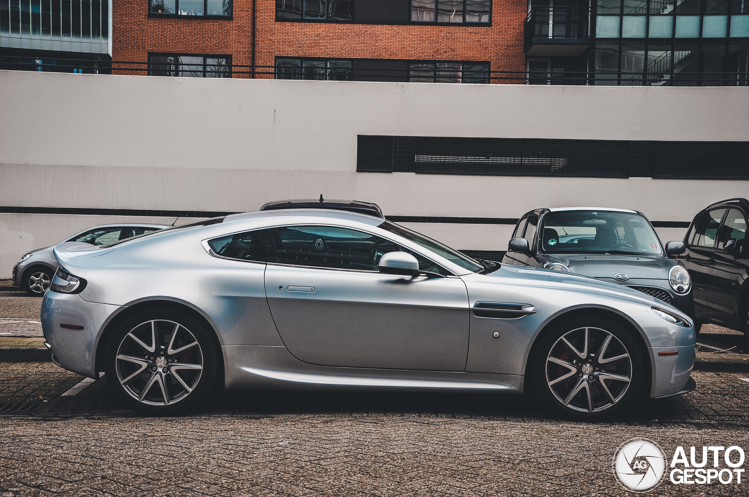 Aston Martin V8 Vantage 2012