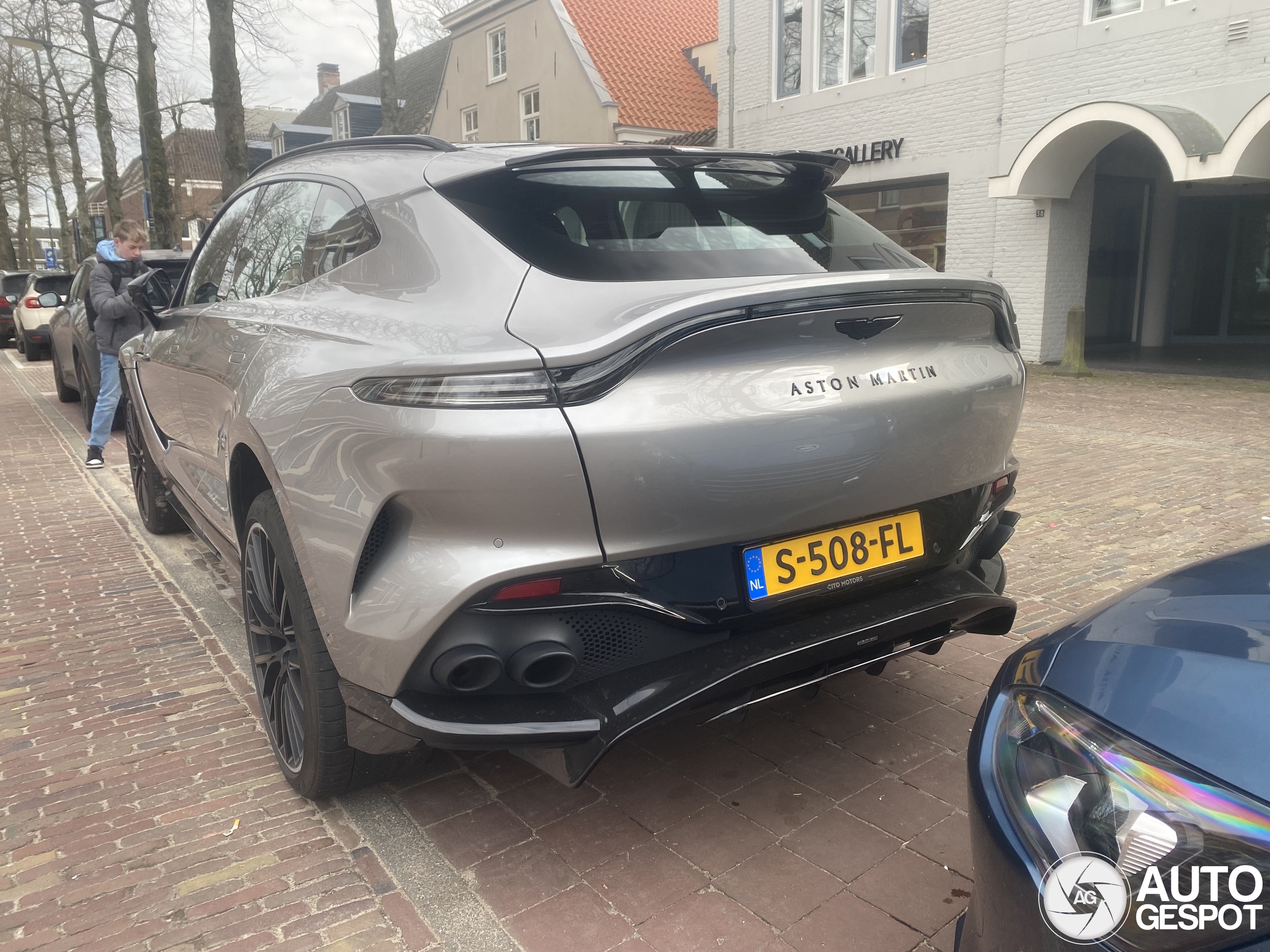 Aston Martin DBX707