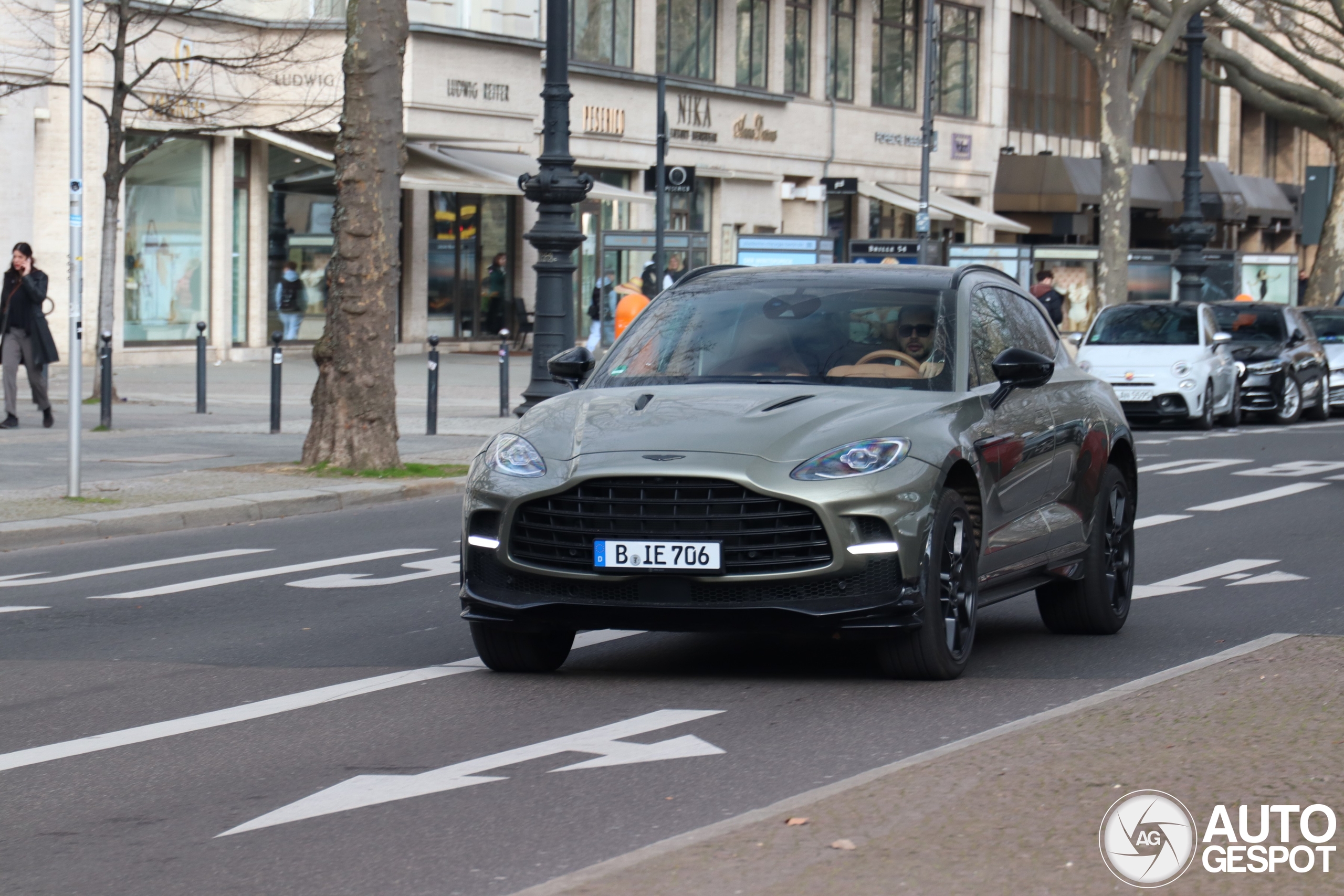 Aston Martin DBX707