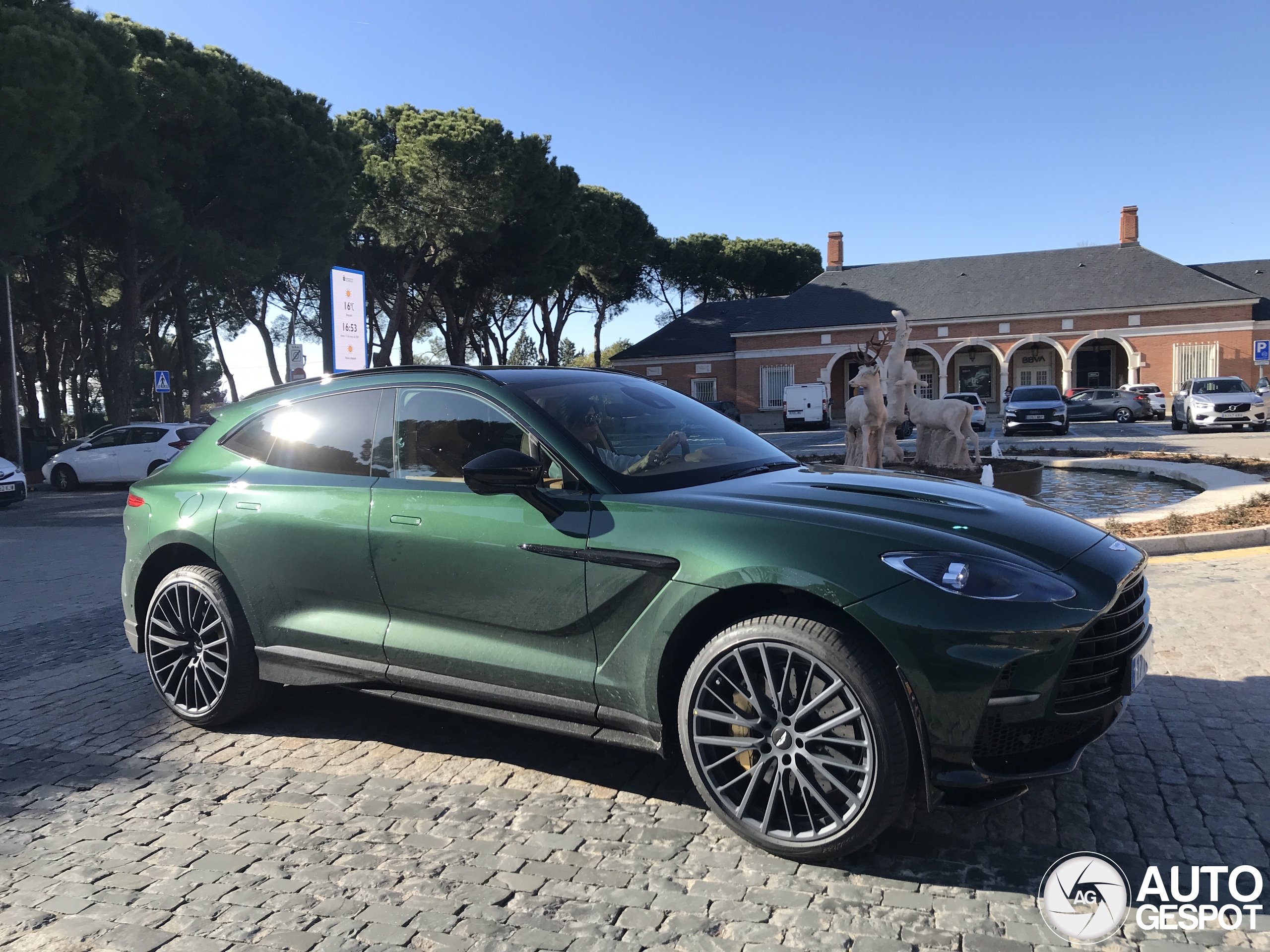 Aston Martin DBX707