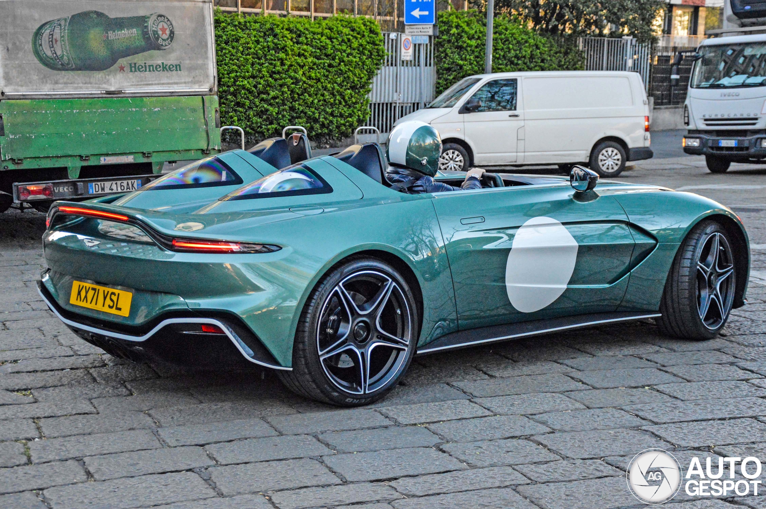 Wurden die Fahrer des Aston Martin V12 Speedster betrogen?