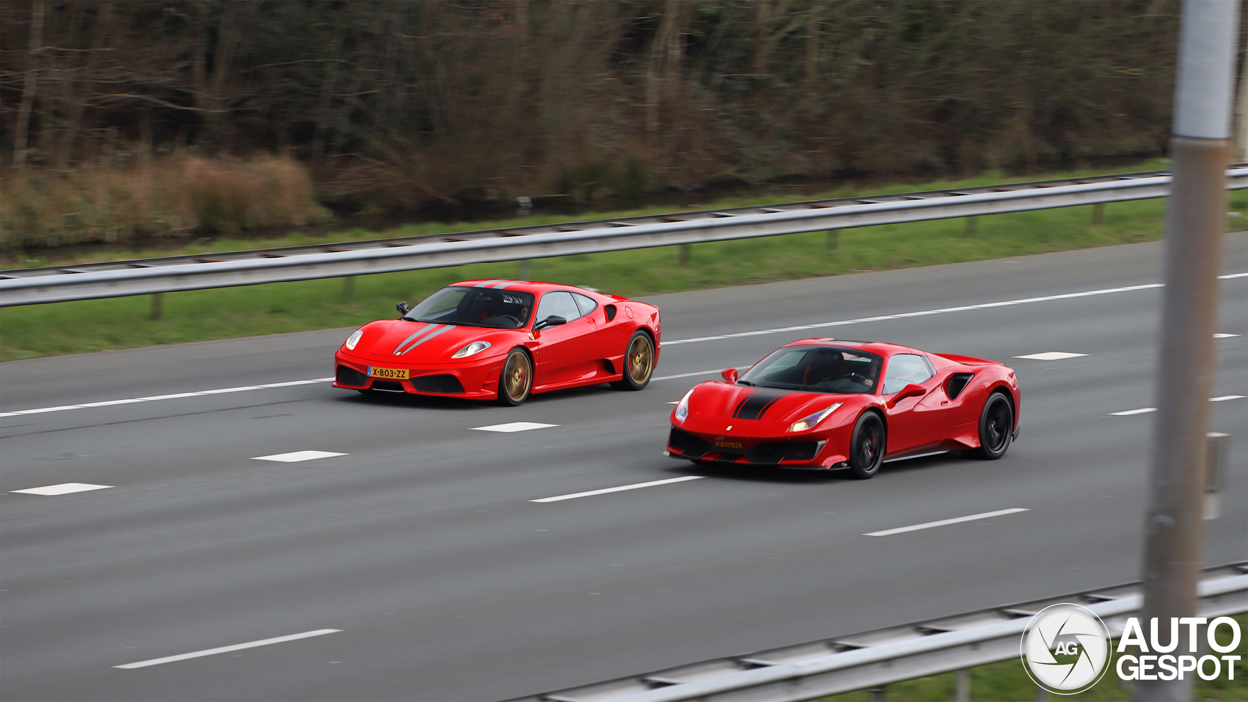 2 decennia aan V8 Ferrari komen samen in deze spot