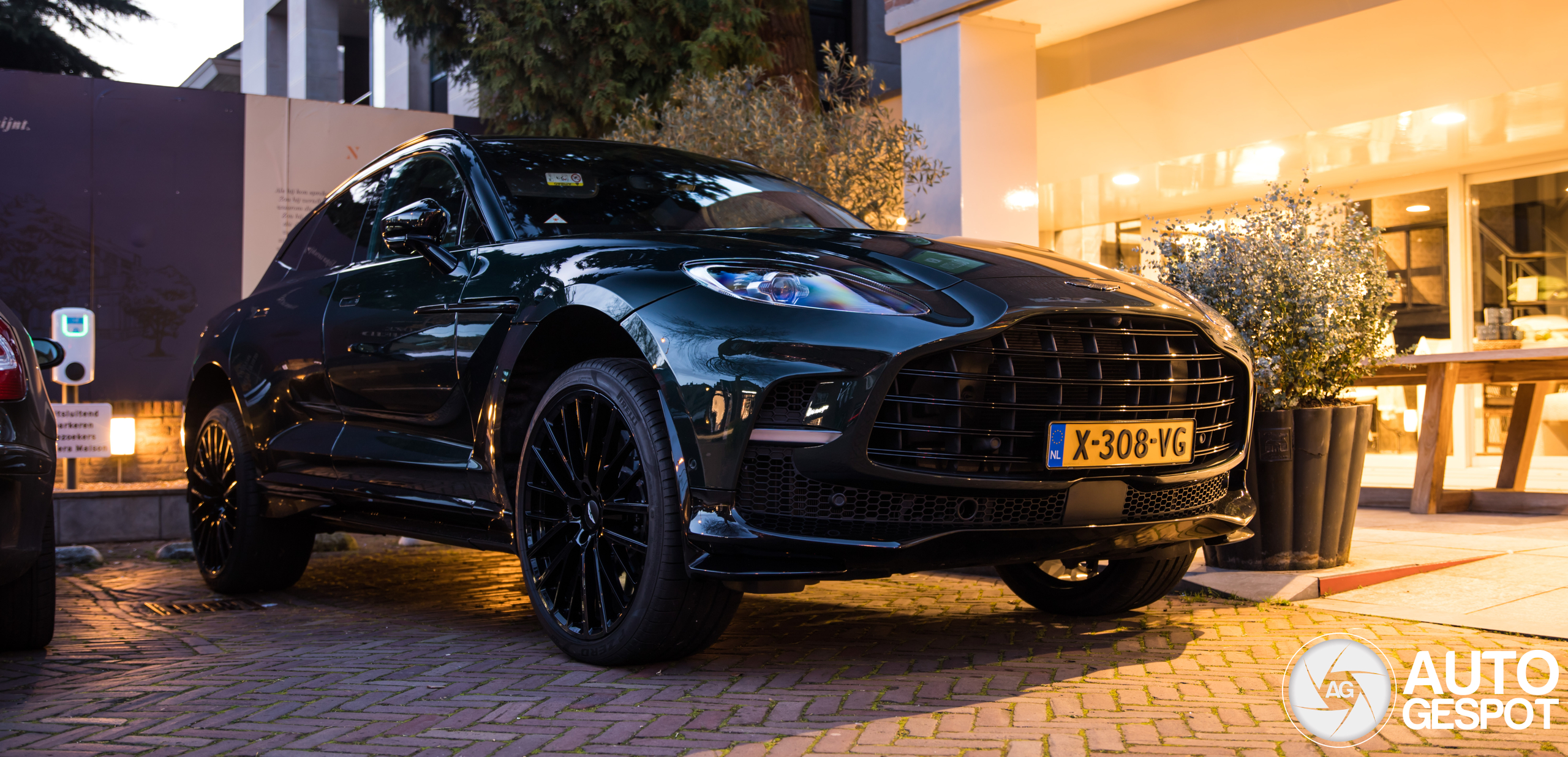 Aston Martin DBX707