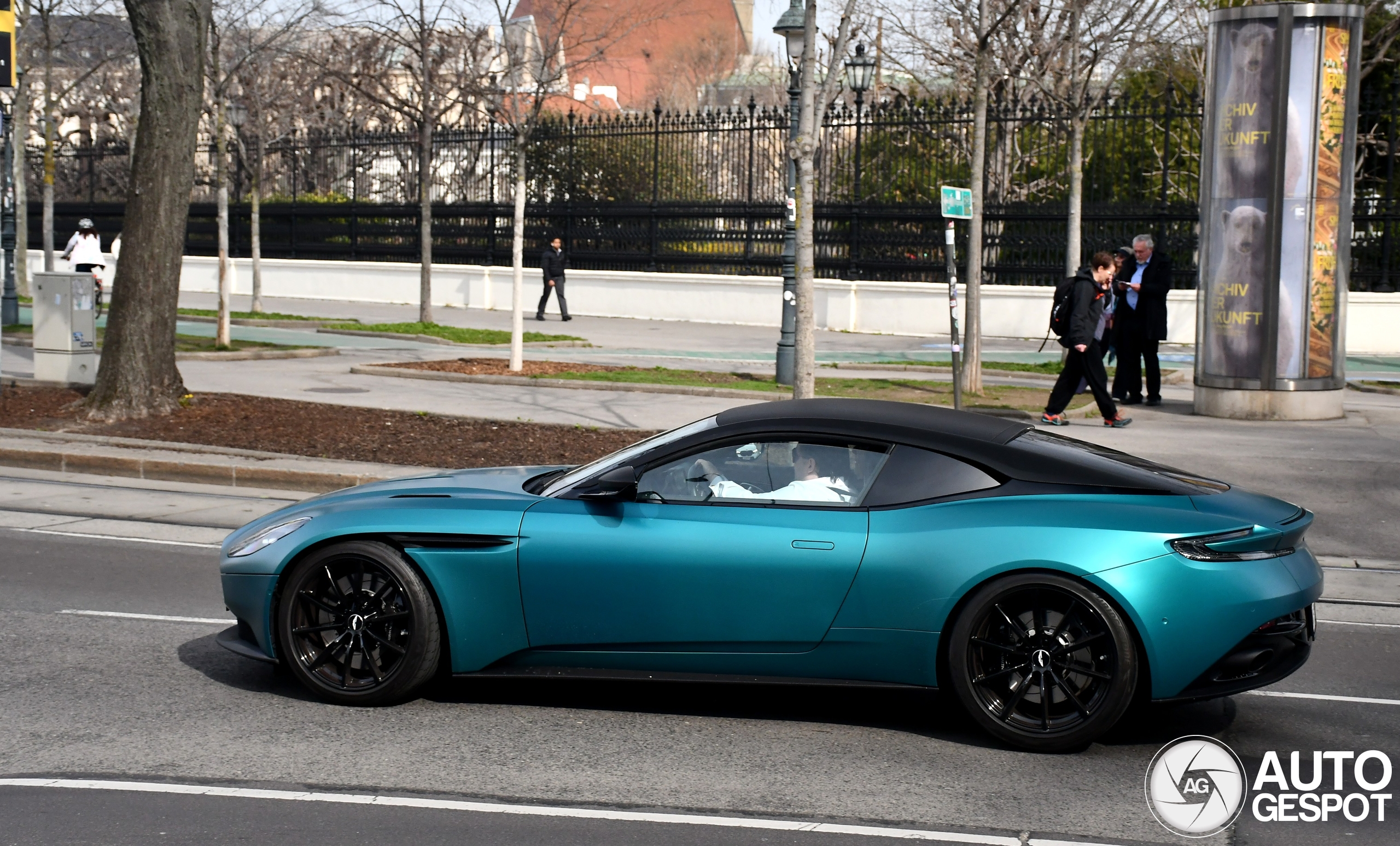 Aston Martin DB11