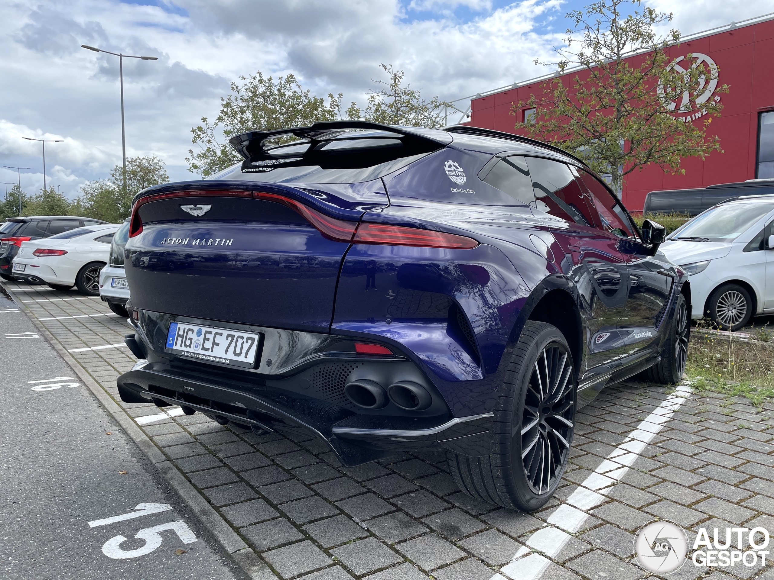 Aston Martin DBX707