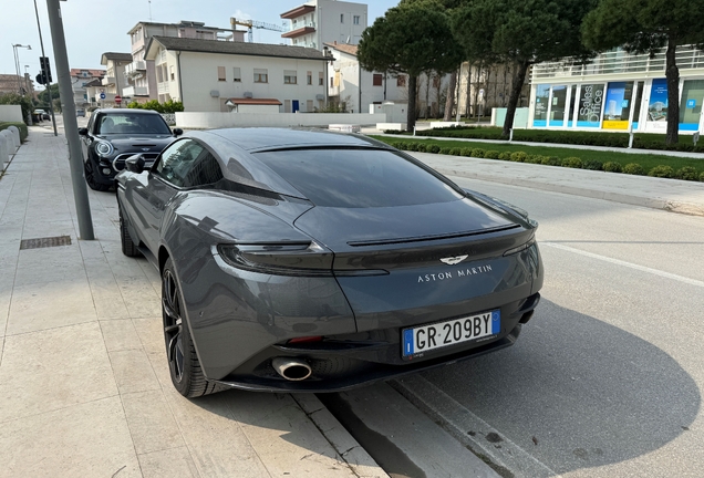 Aston Martin DB11 V8