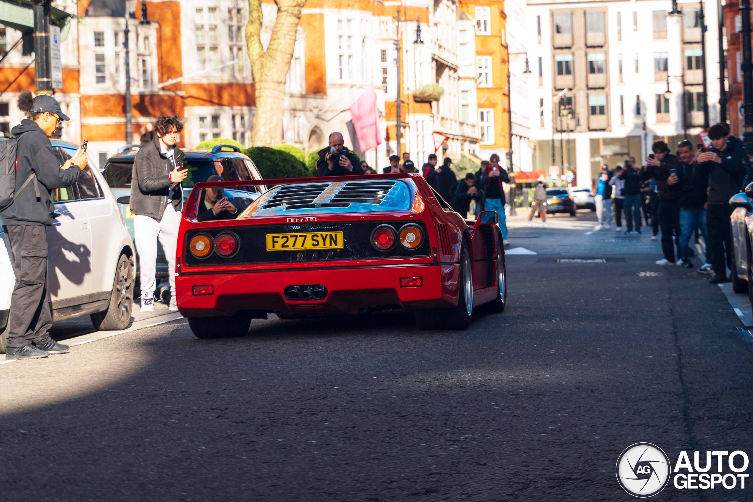 Ferrari F40 pakt aandacht en boete in London