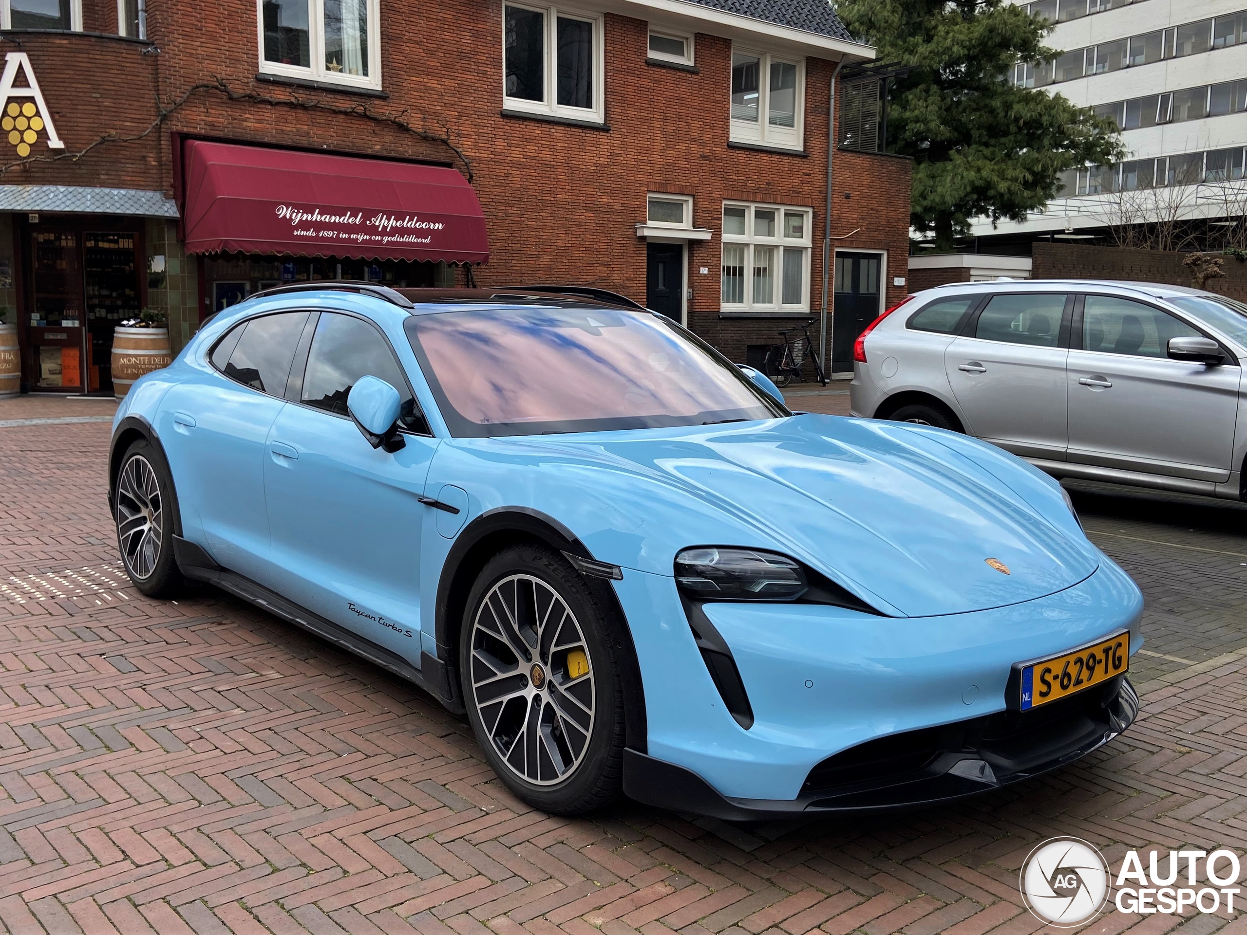 Porsche Taycan Turbo S Cross Turismo