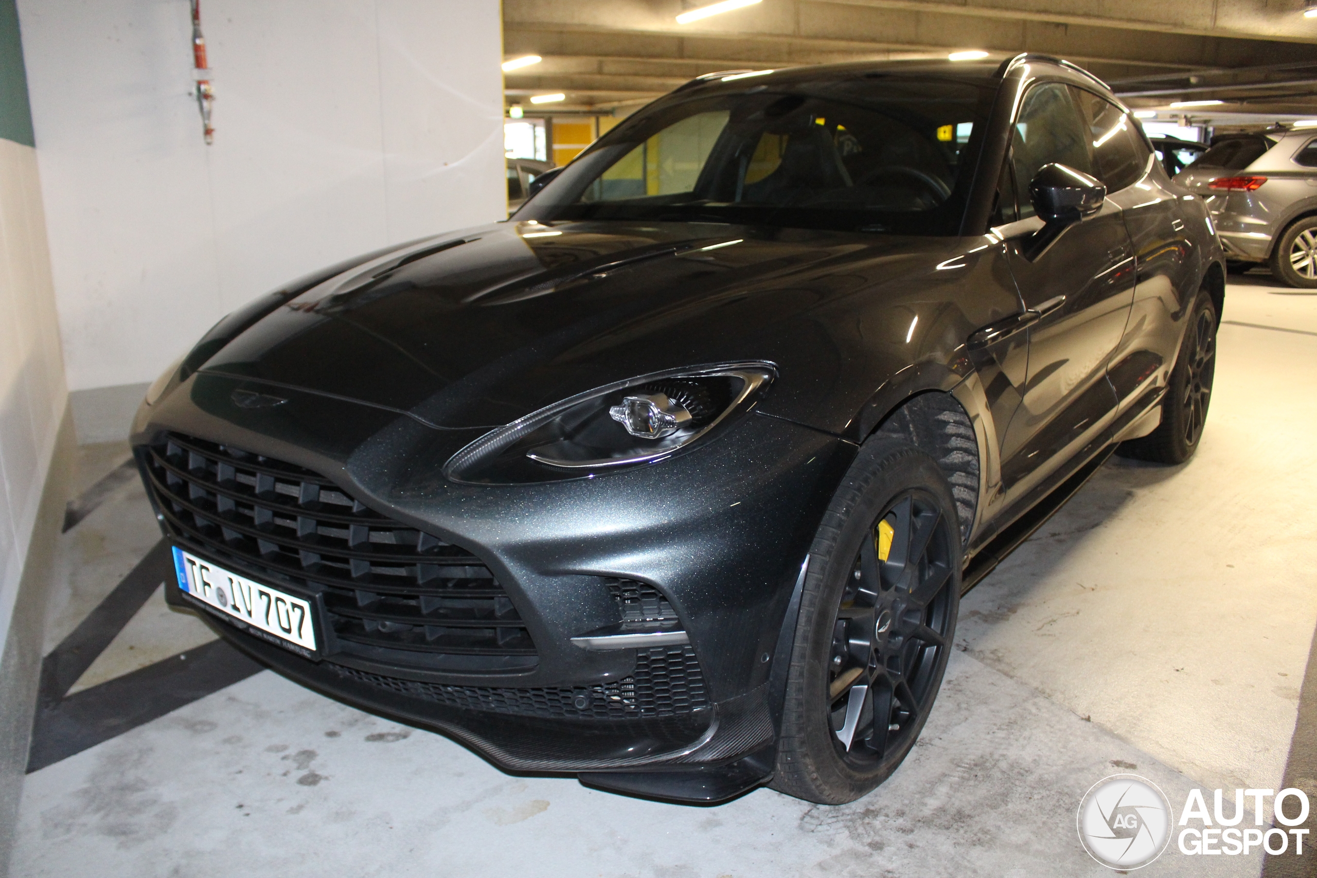 Aston Martin DBX707