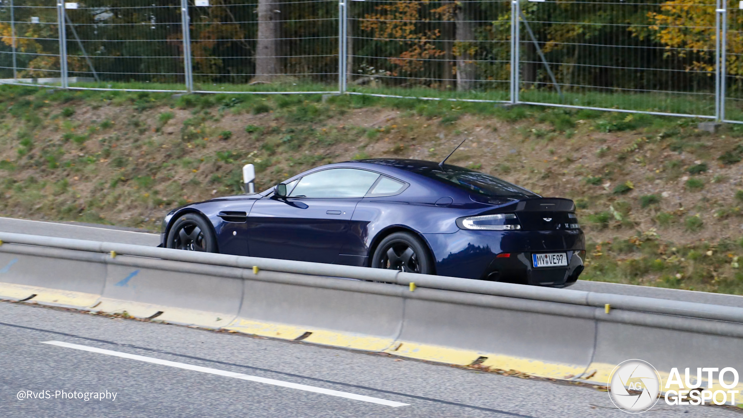 Aston Martin V8 Vantage 2012