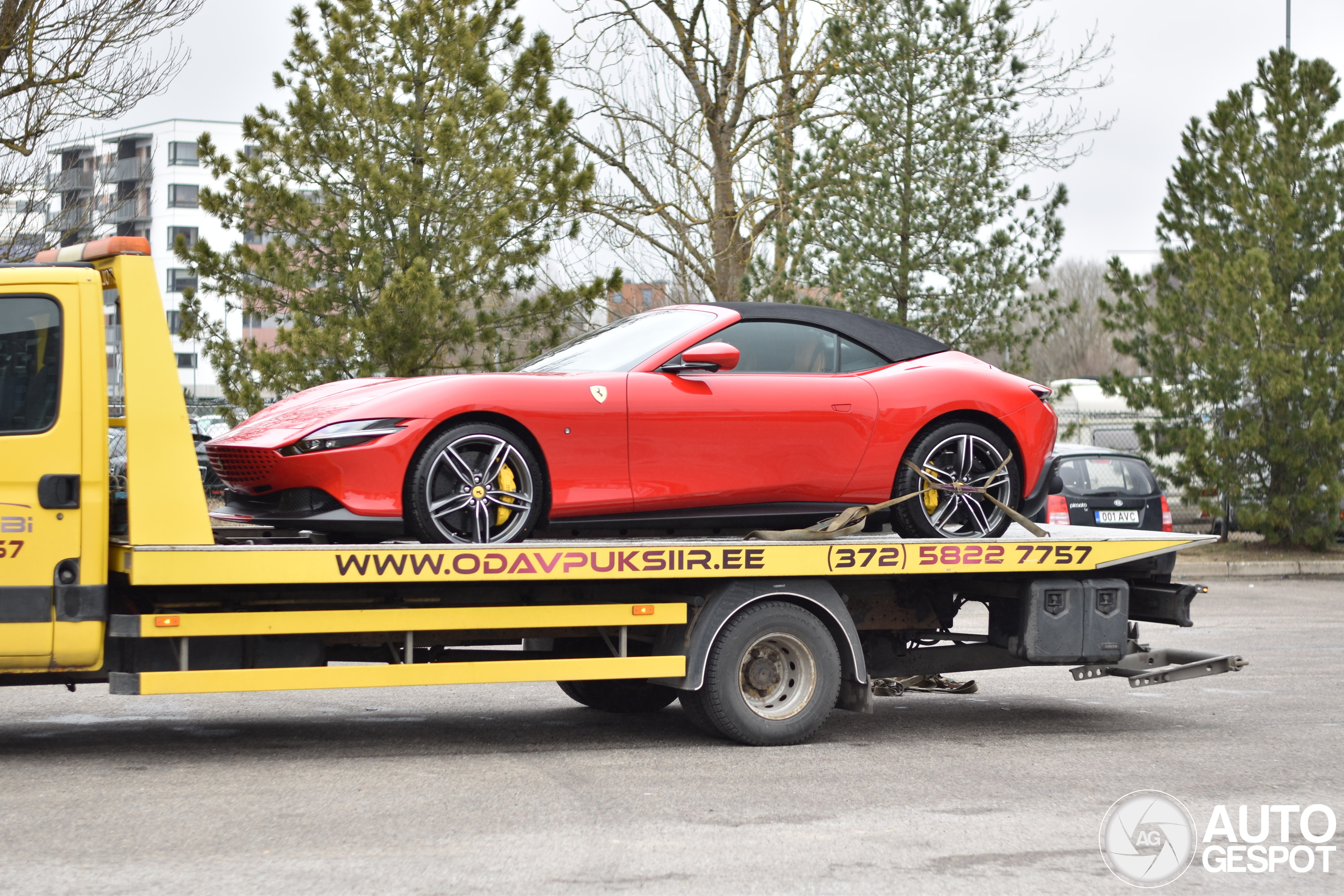 Ferrari Roma Spider onderweg naar klant