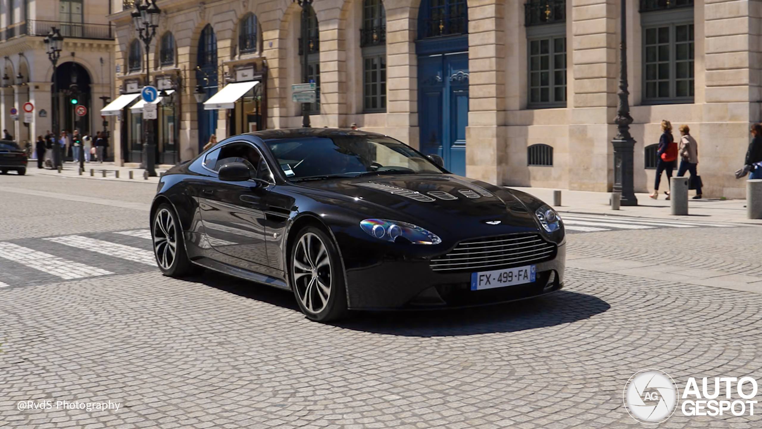 Aston Martin V12 Vantage Carbon Black Edition