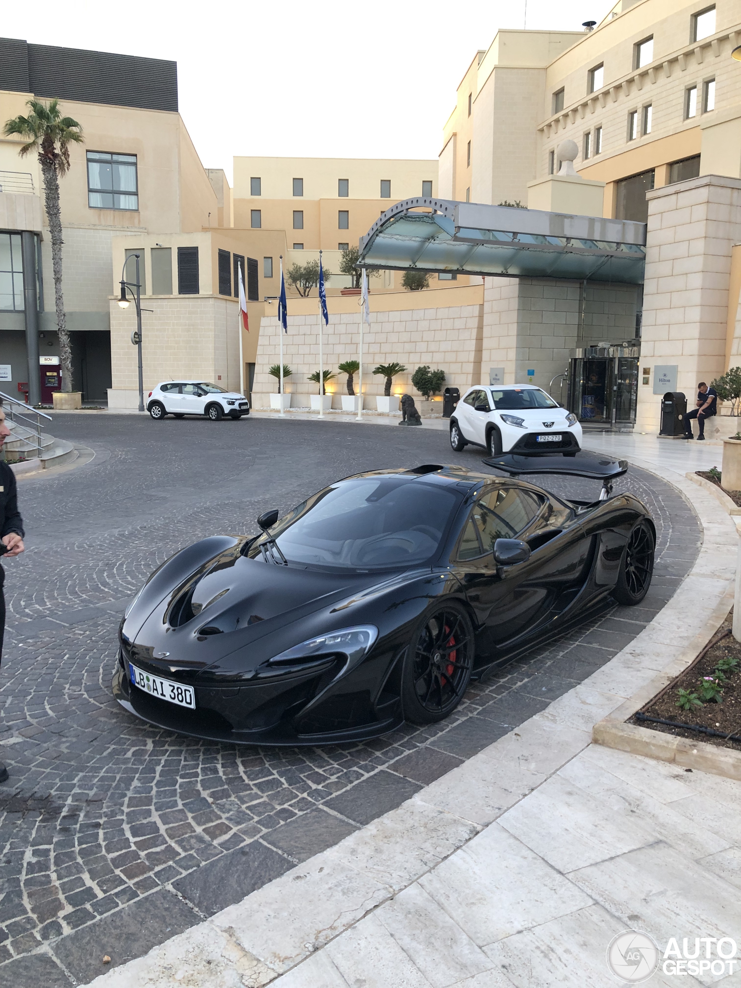 McLaren P1 wordt goed gebruikt en verschijnt op eilandje