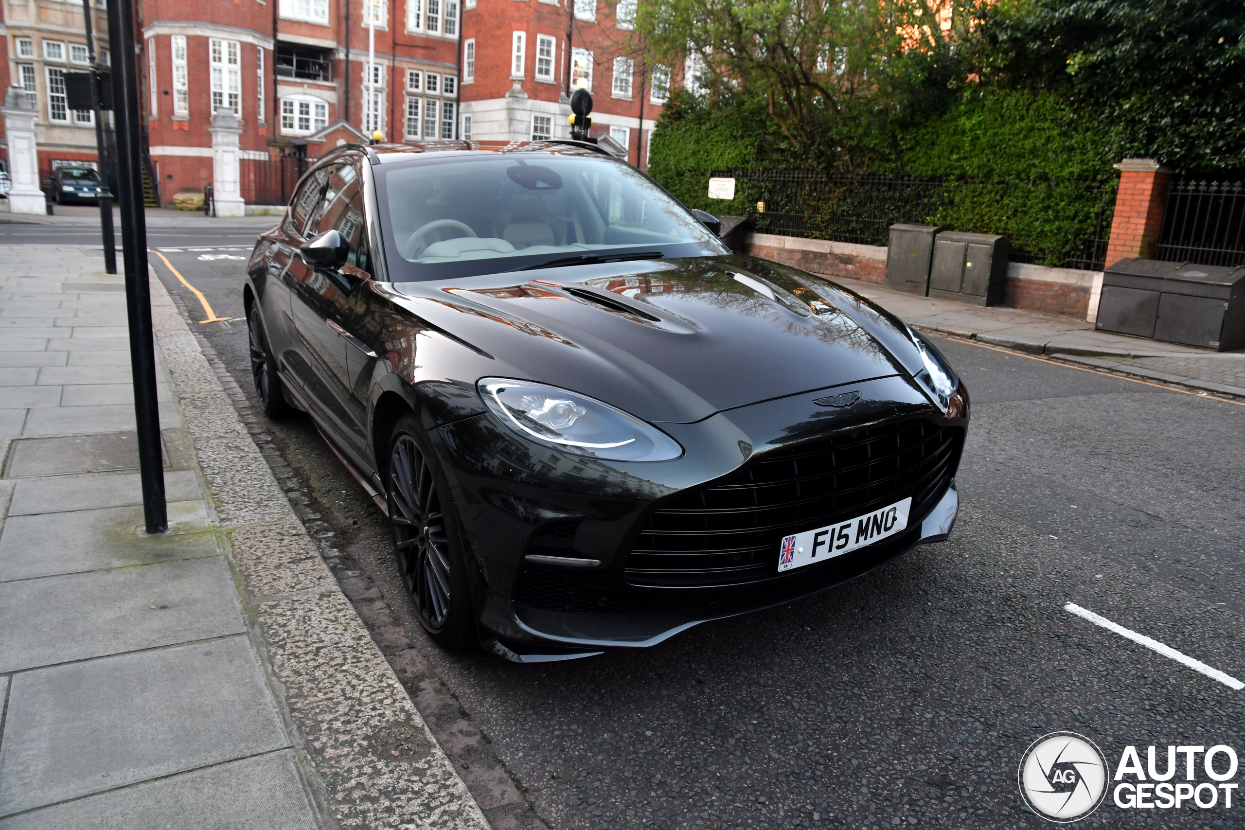 Aston Martin DBX707