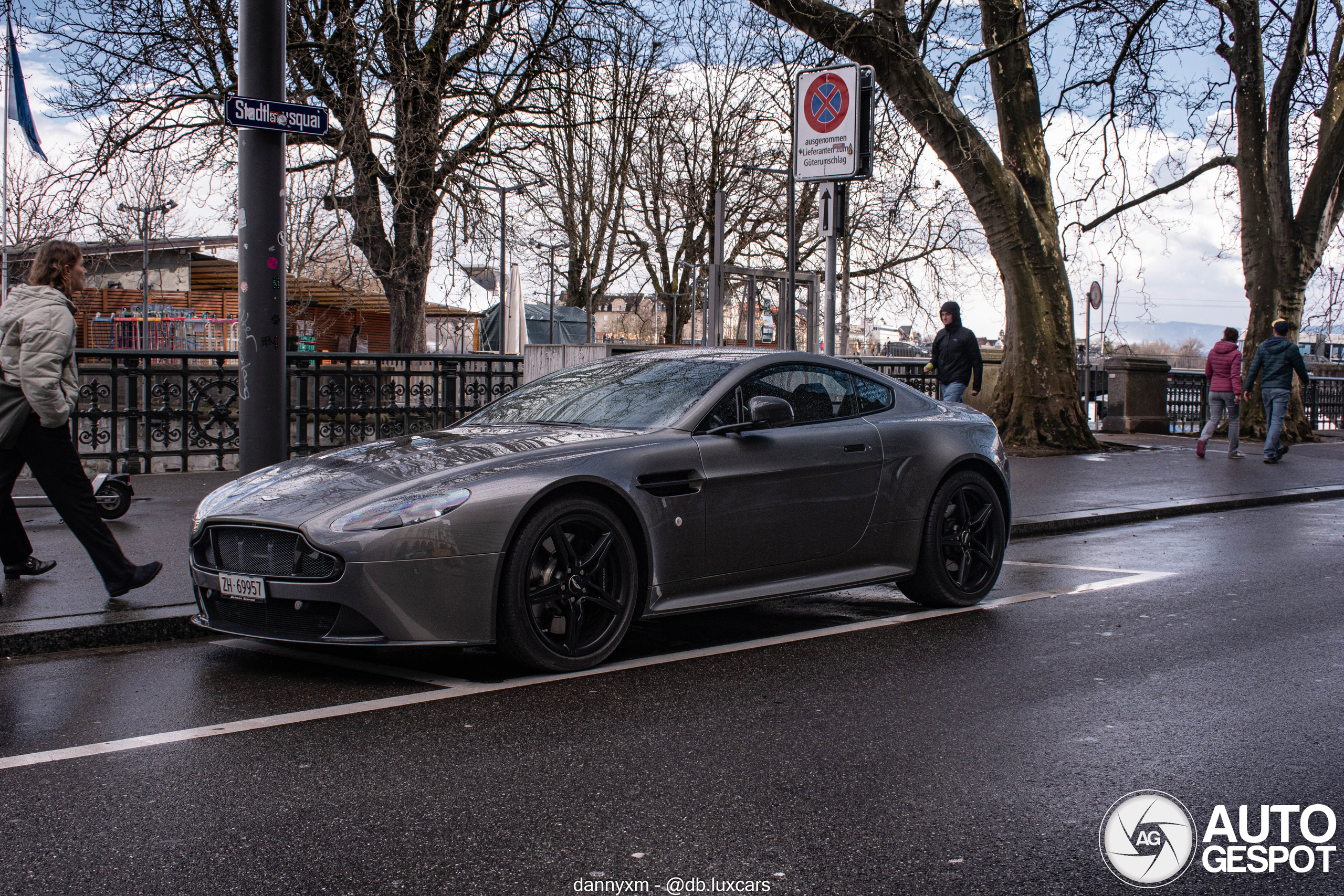 Aston Martin v8 vantage