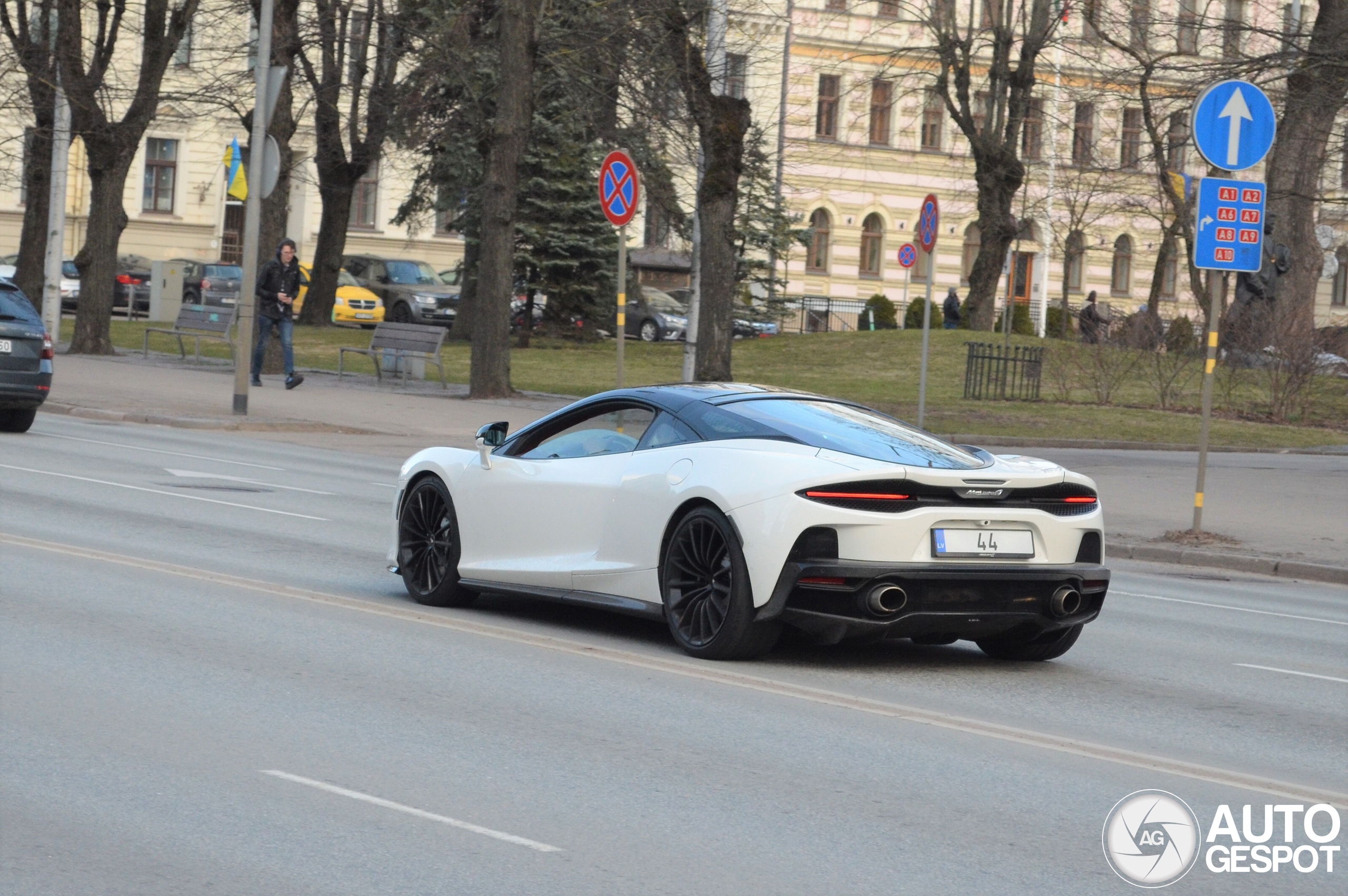 McLaren GT