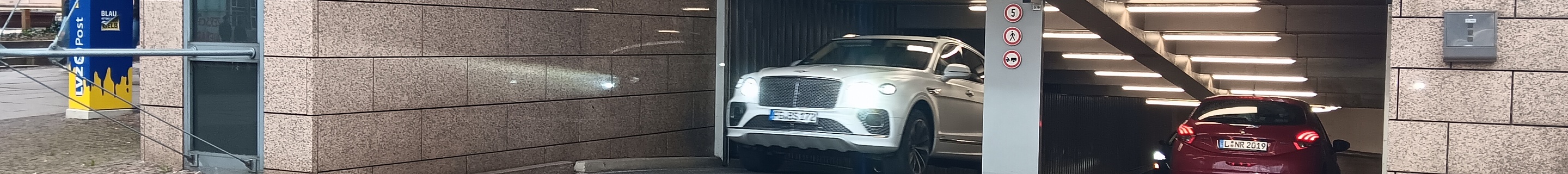 Bentley Bentayga Azure