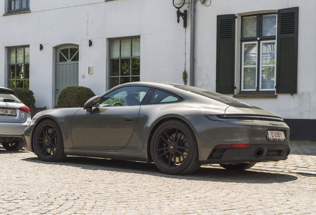 Porsche 992 Carrera 4 GTS