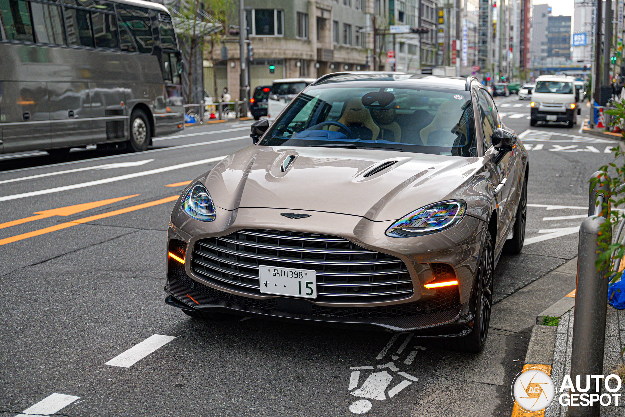 Aston Martin DBX707