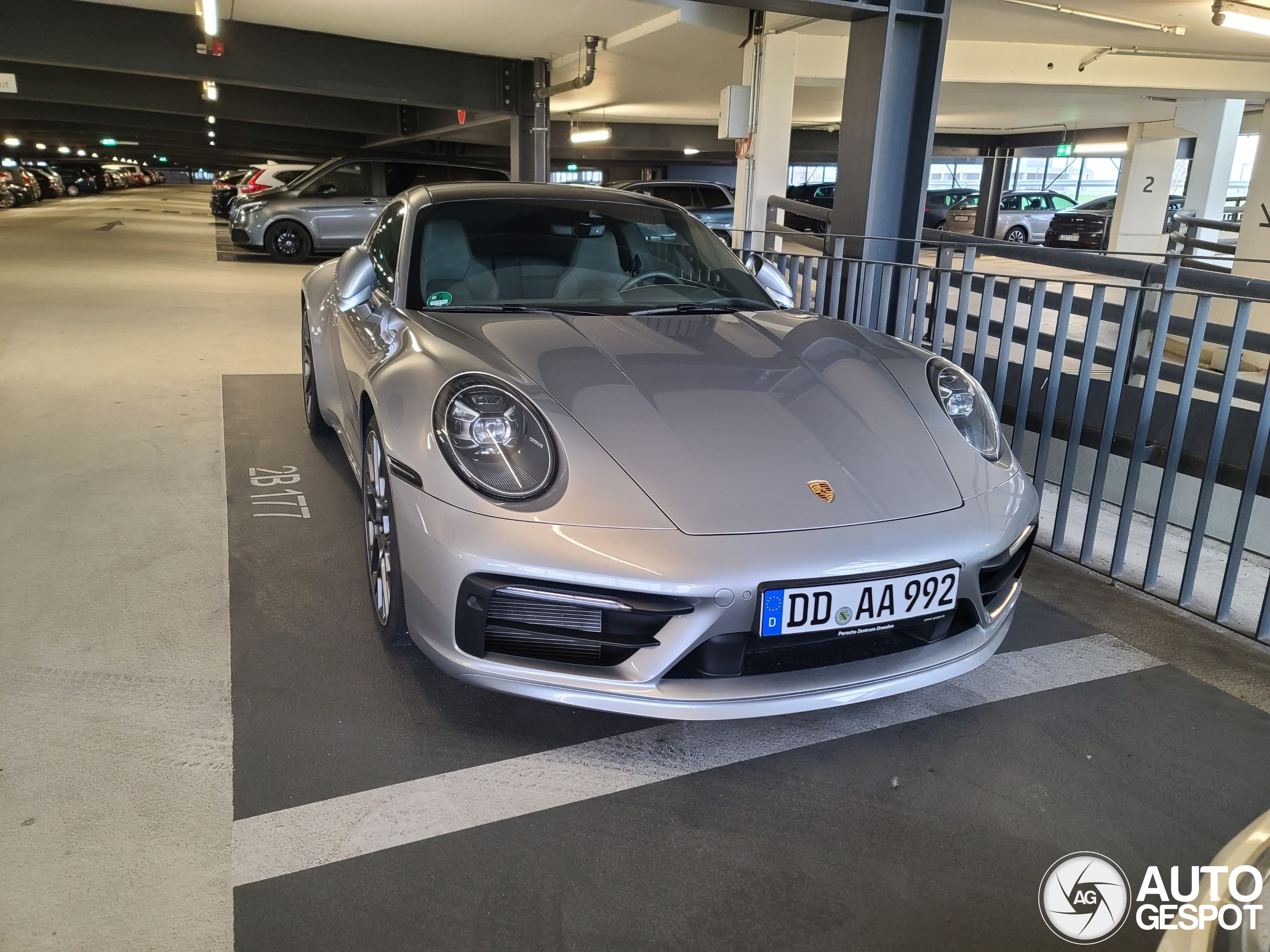 Porsche 992 Carrera 4S