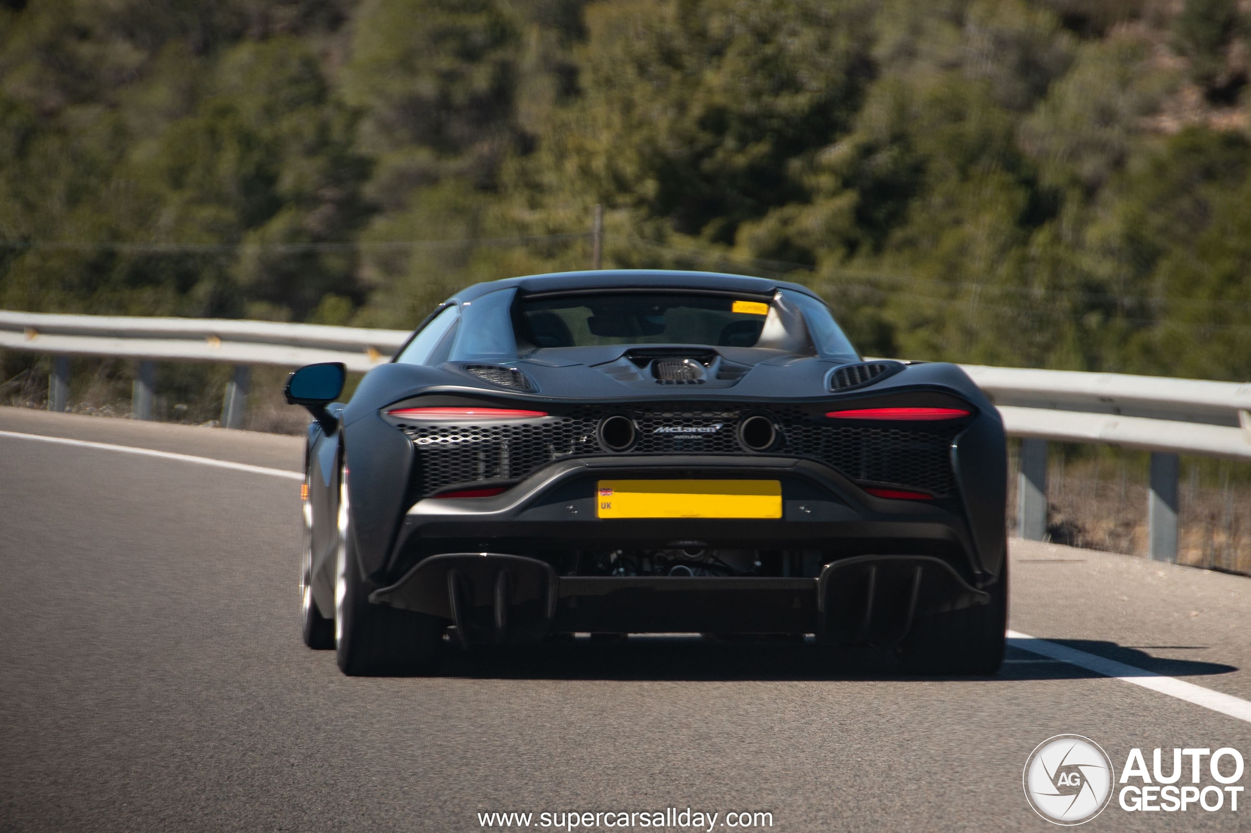 McLaren laat de Artura Spider uit