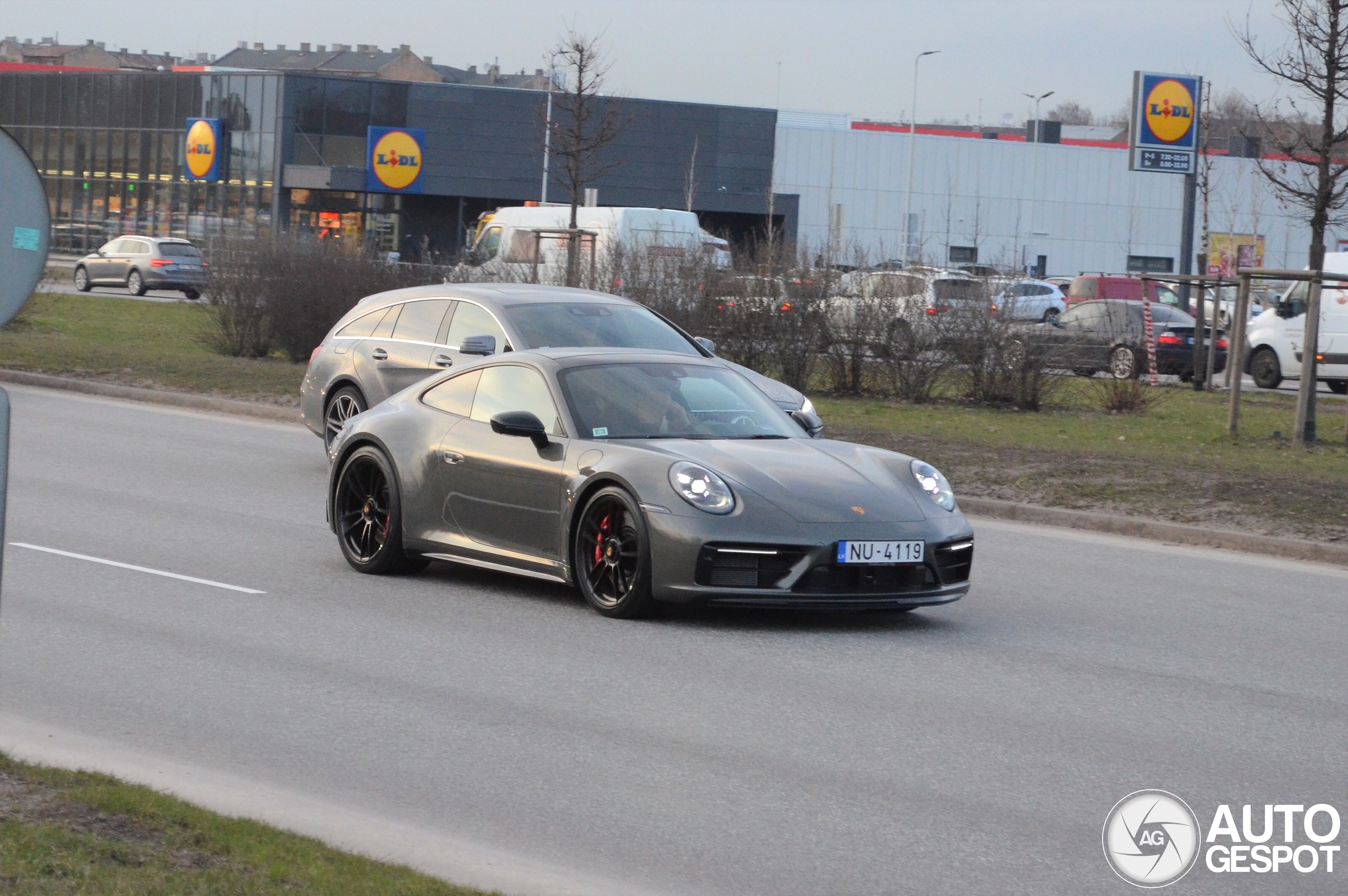 Porsche 992 Carrera 4 GTS