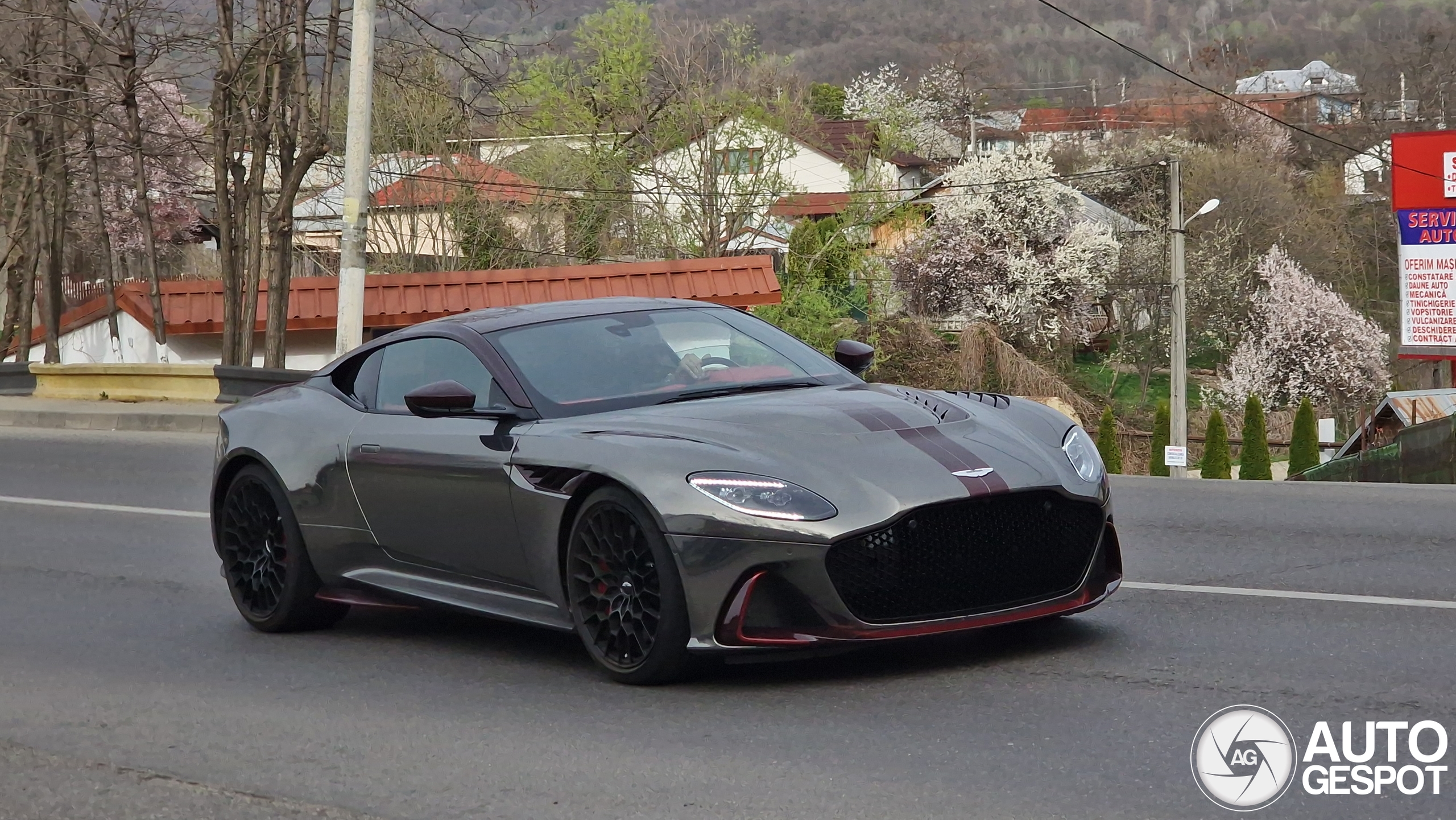 Andrew Tate rijdt gewoon nog rond in een Aston Martin