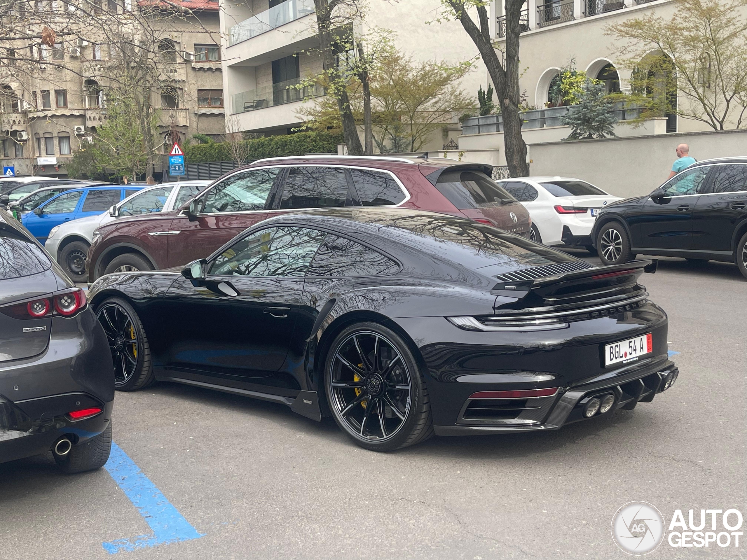 Porsche Brabus 820 Turbo S heeft evenveel pk's als de hele parkeerplaats