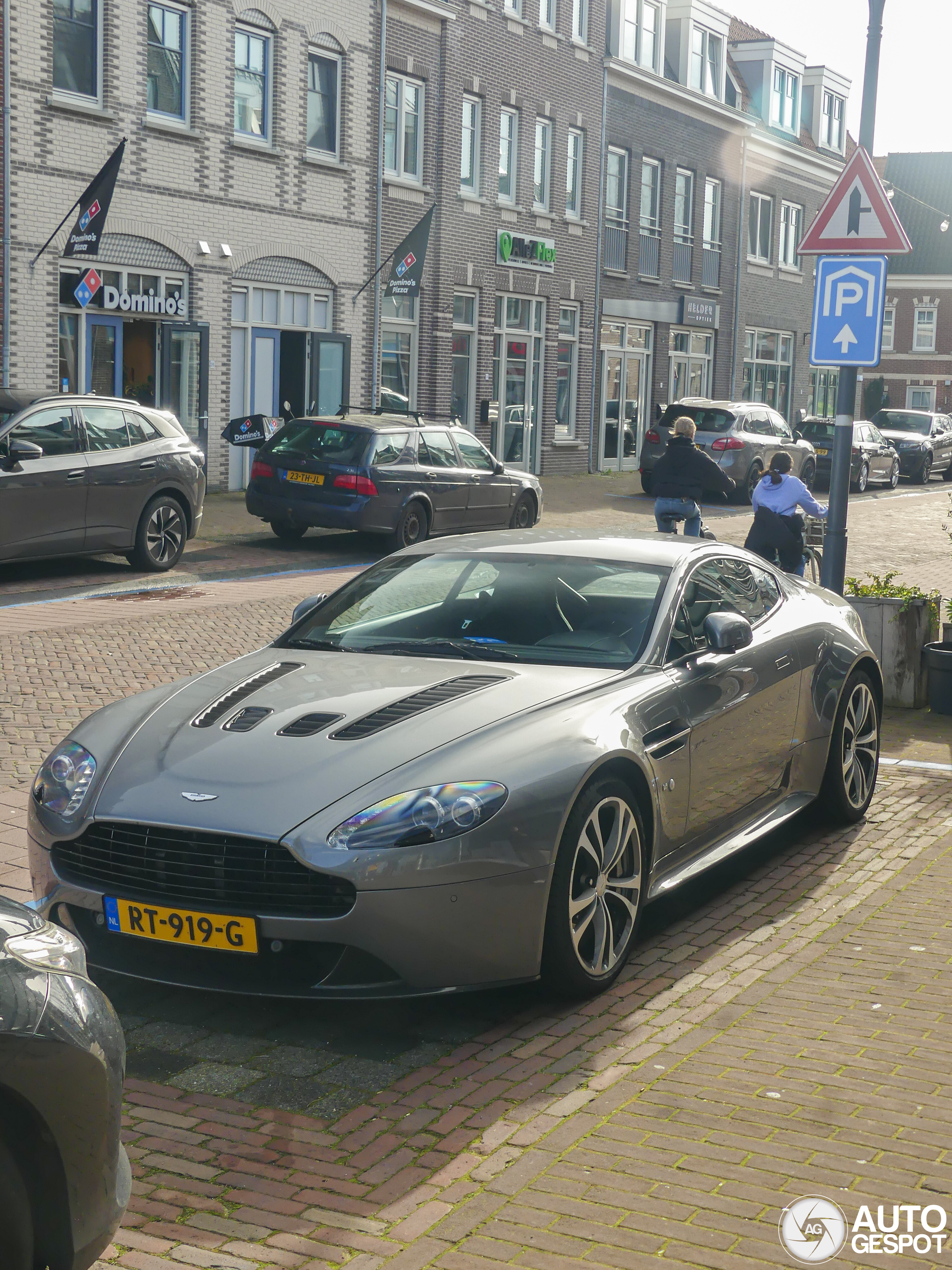 Aston Martin V12 Vantage