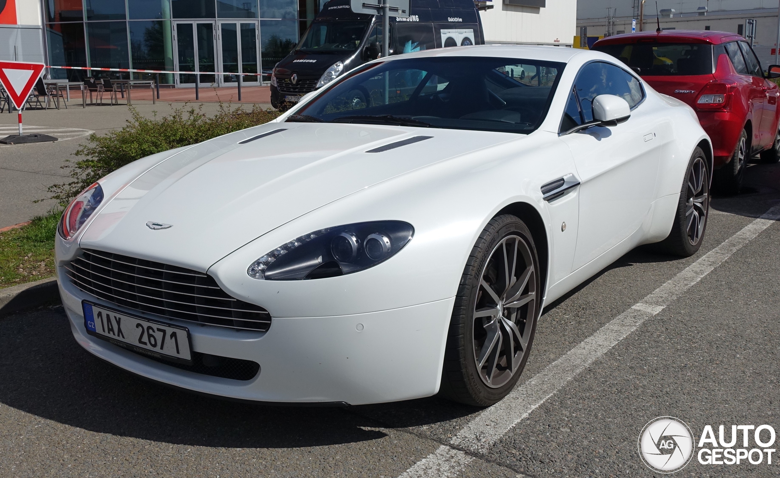 Aston Martin V8 Vantage 2012