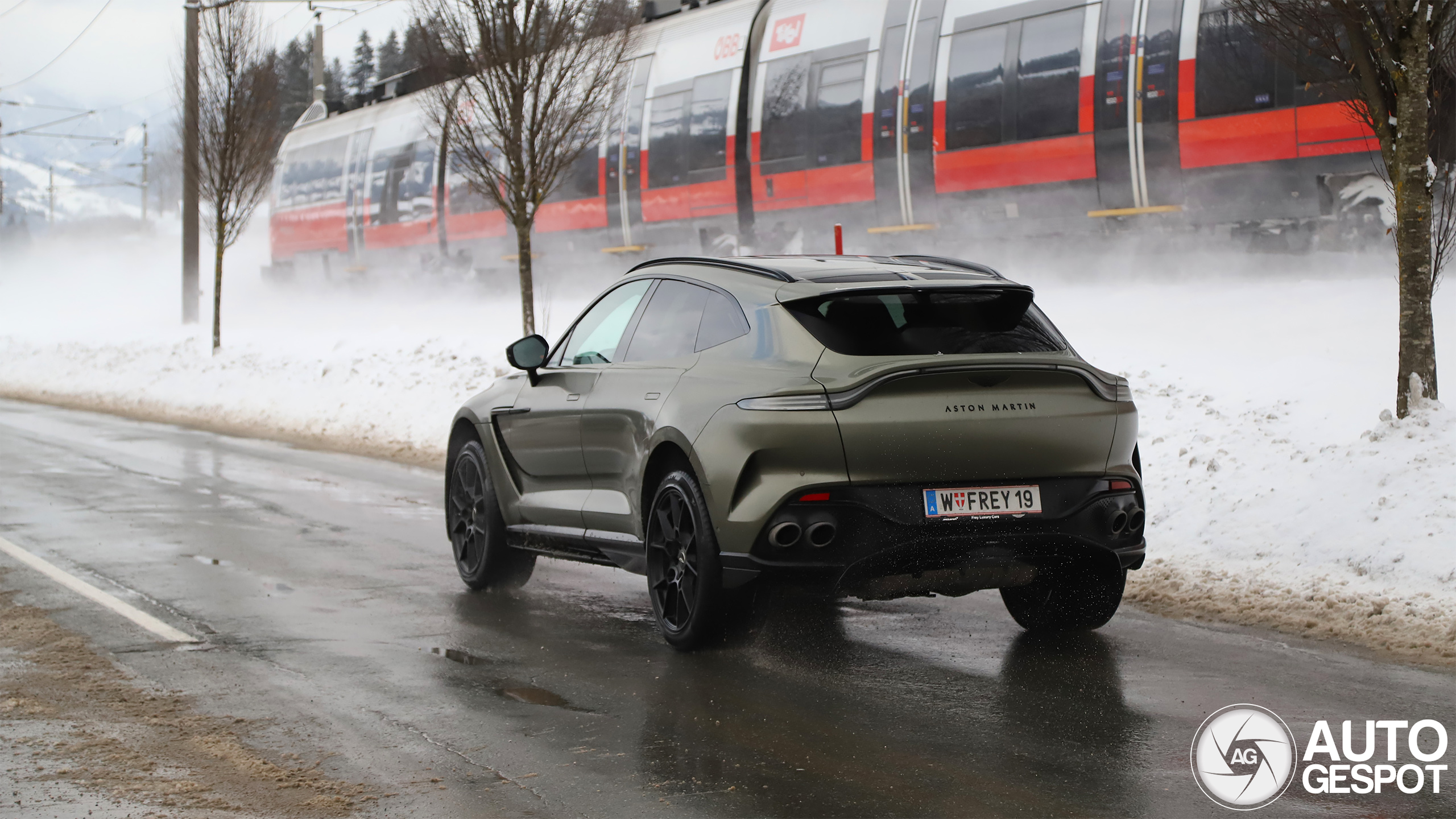 Aston Martin DBX707