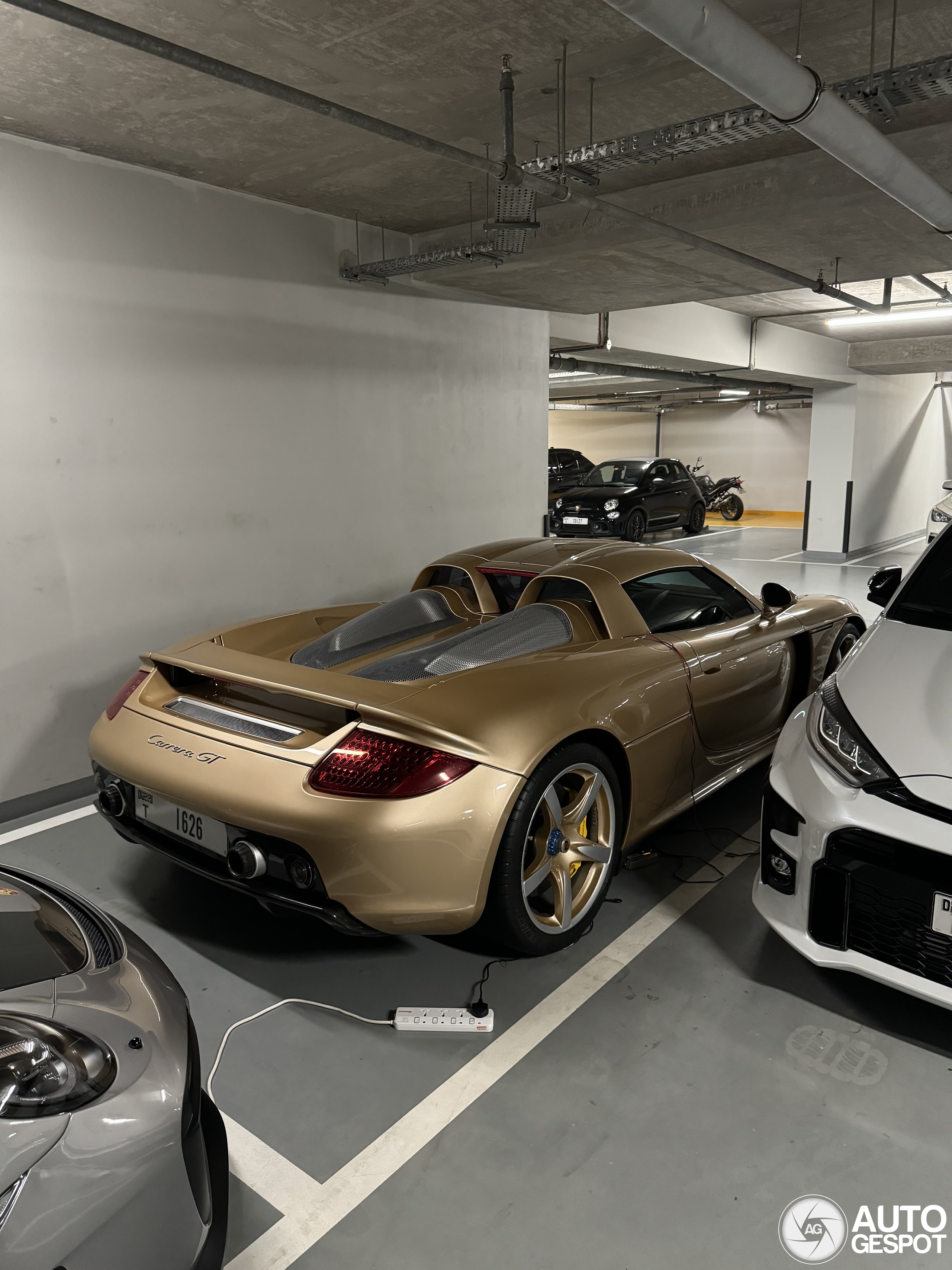 In Dubai kan echt alles: gouden Porsche Carrera GT