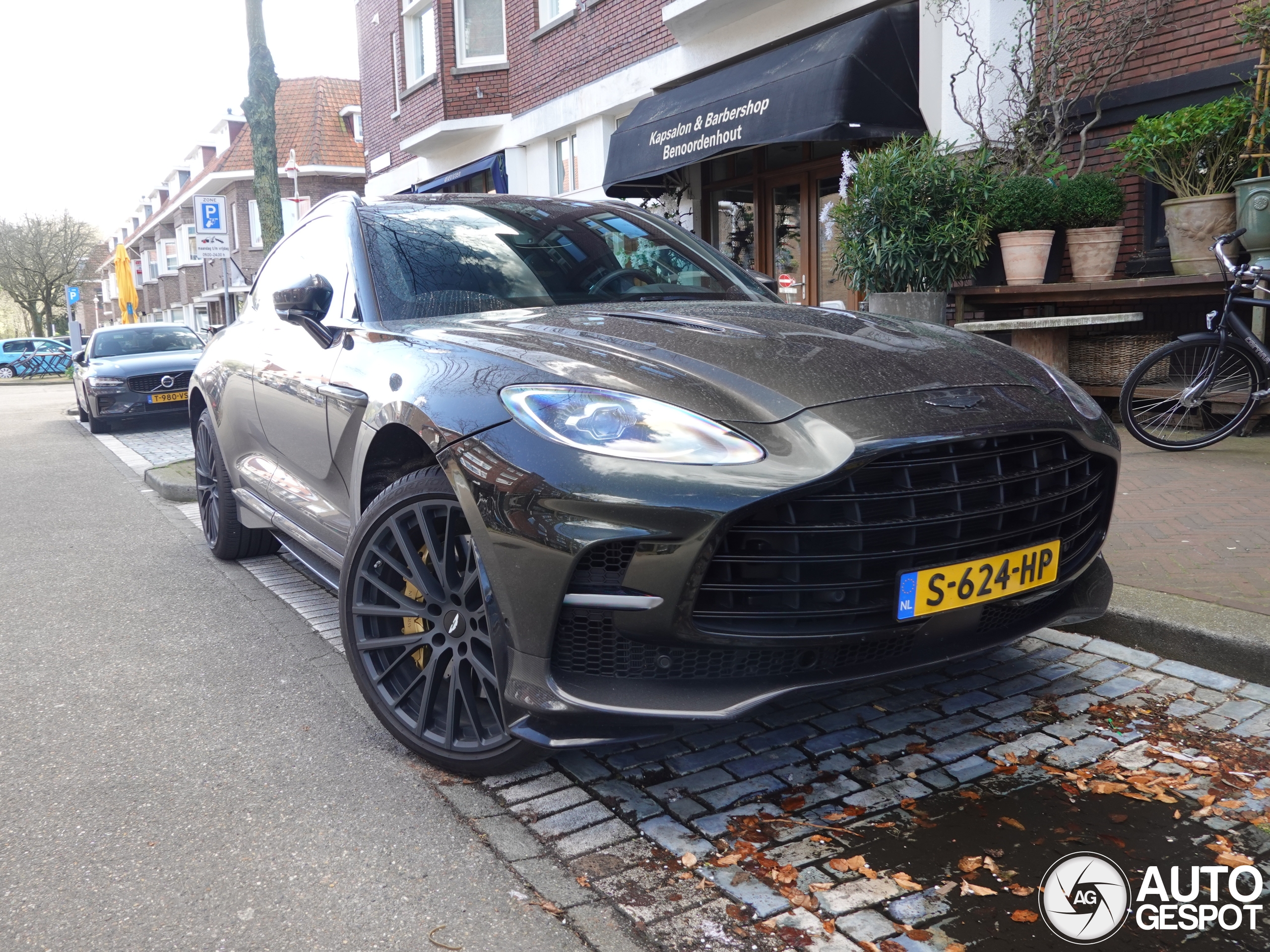 Aston Martin DBX707