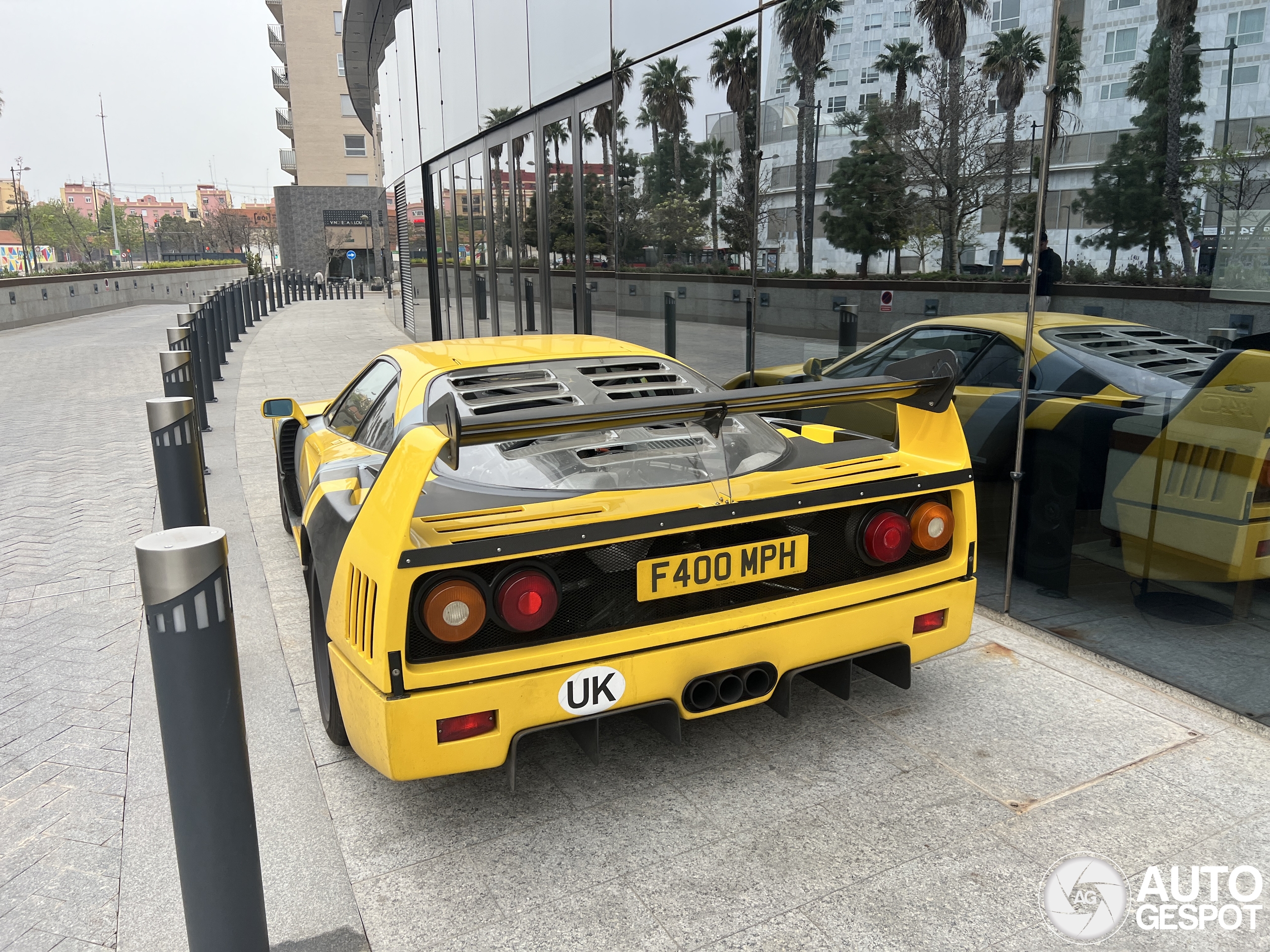 Gele Ferrari F40 valt op in Valencia