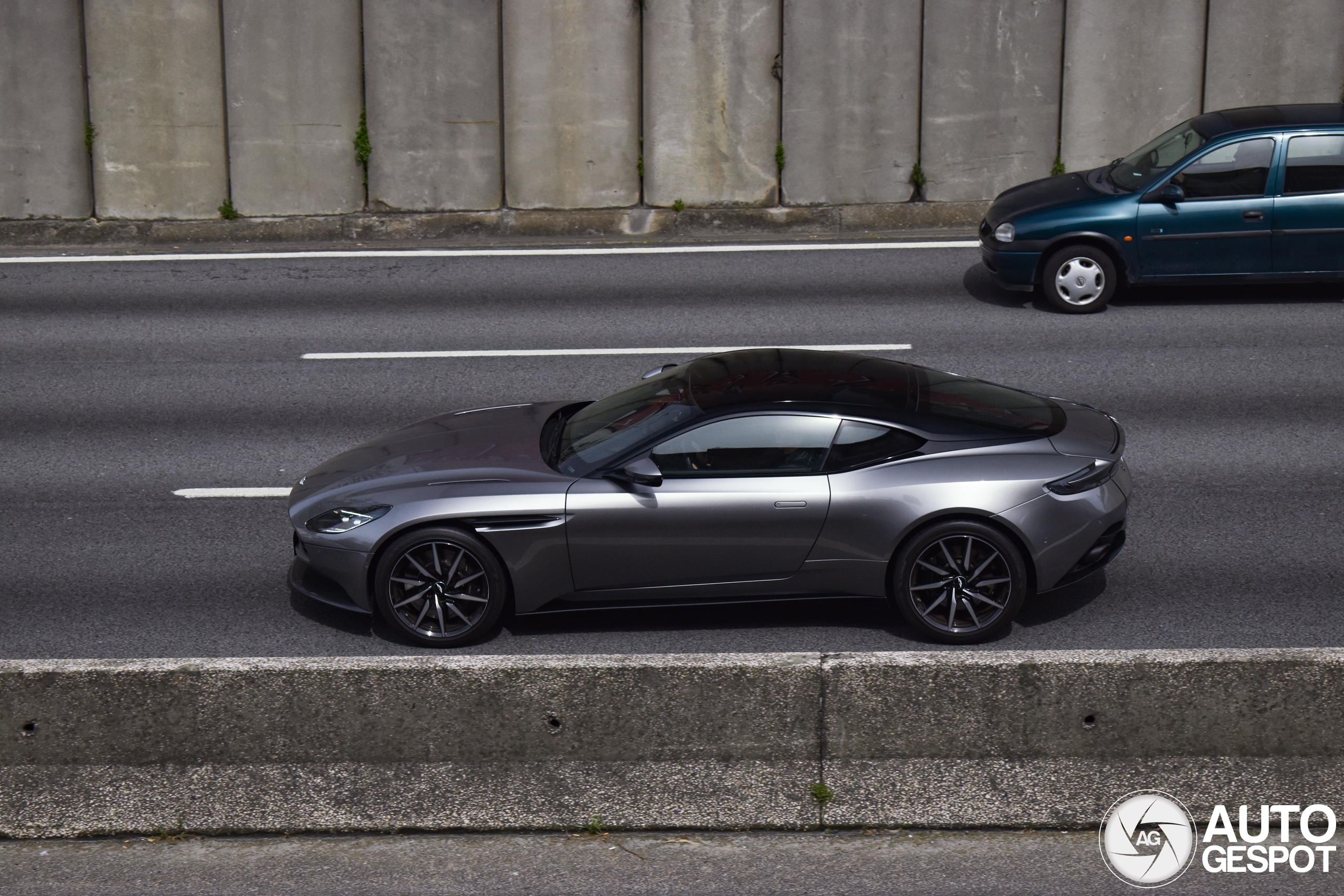 Aston Martin DB11 V8