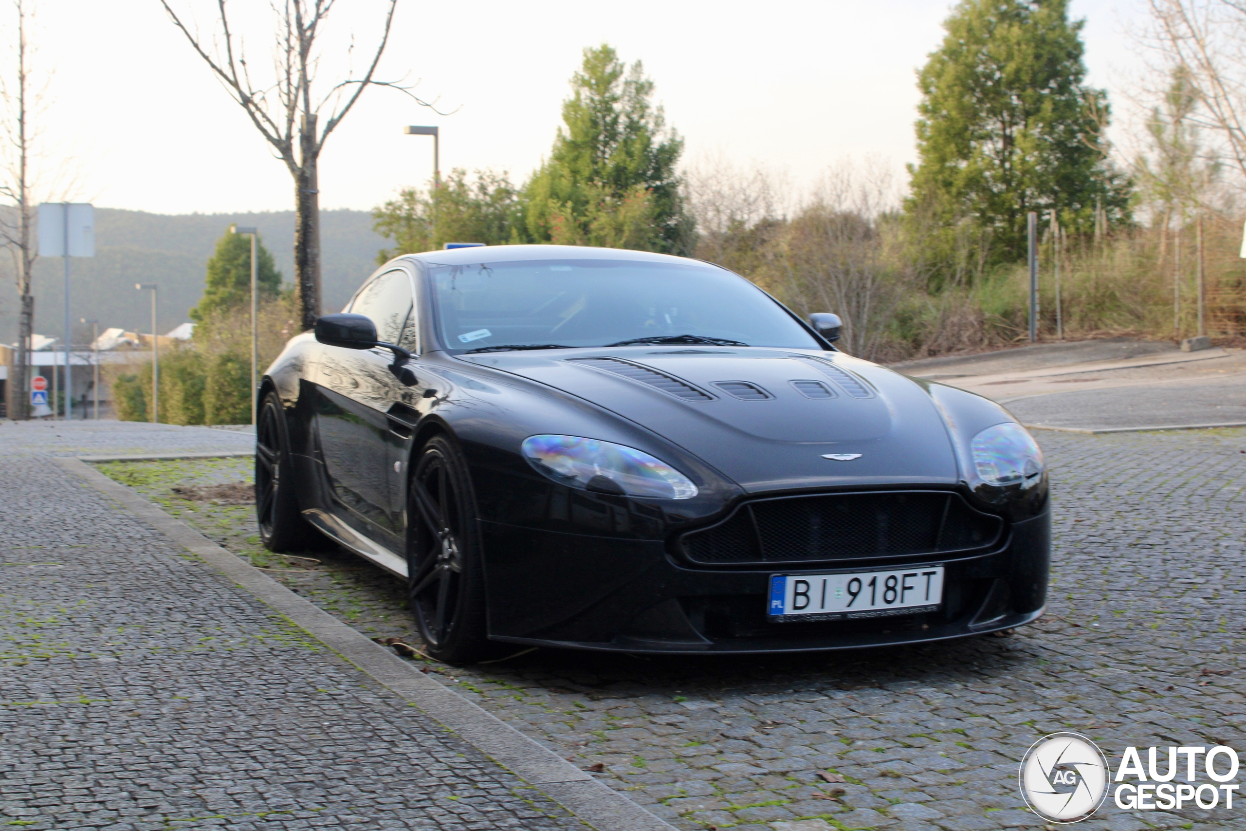 Aston Martin V8 Vantage 2012