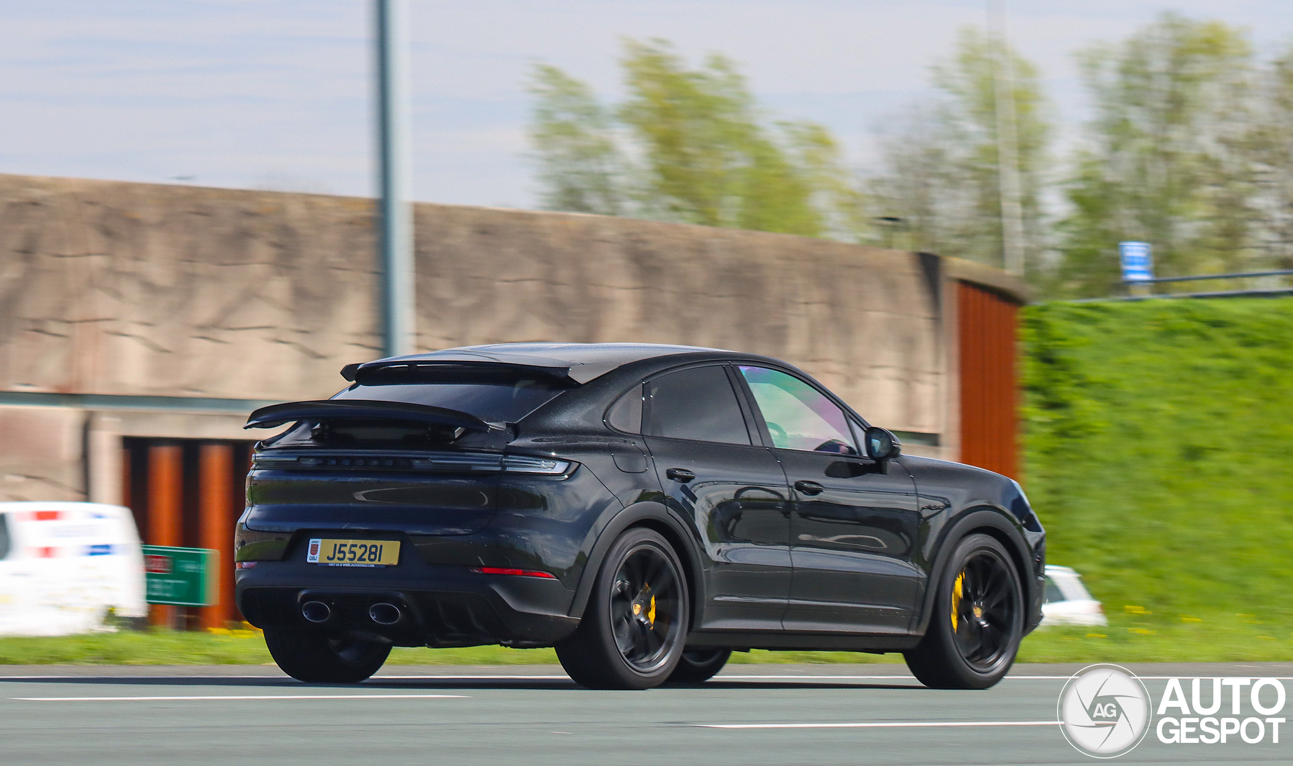 Porsche Cayenne Coupé Turbo E-Hybrid met zeldzaam kenteken