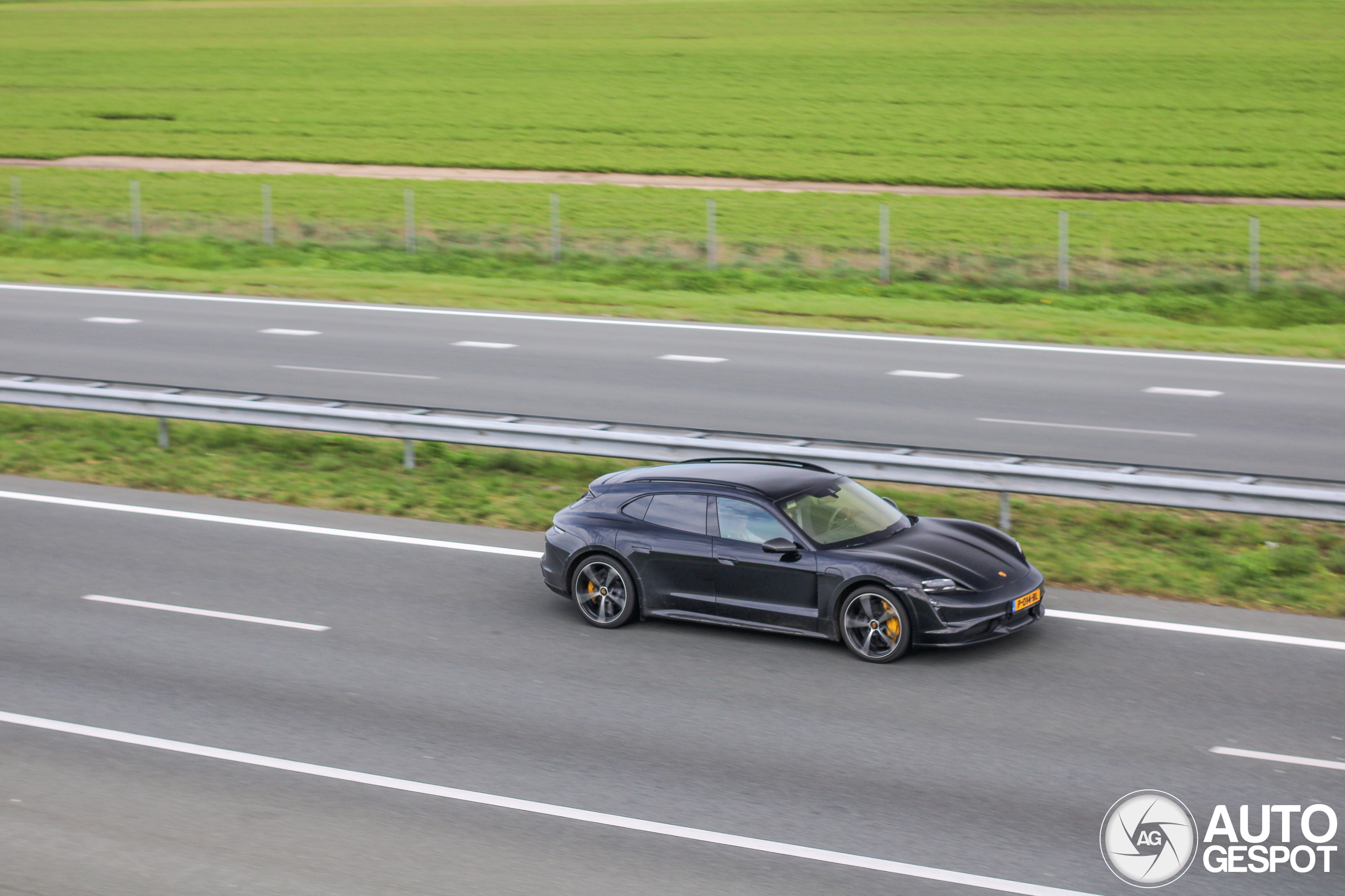 Porsche Taycan Turbo S Cross Turismo