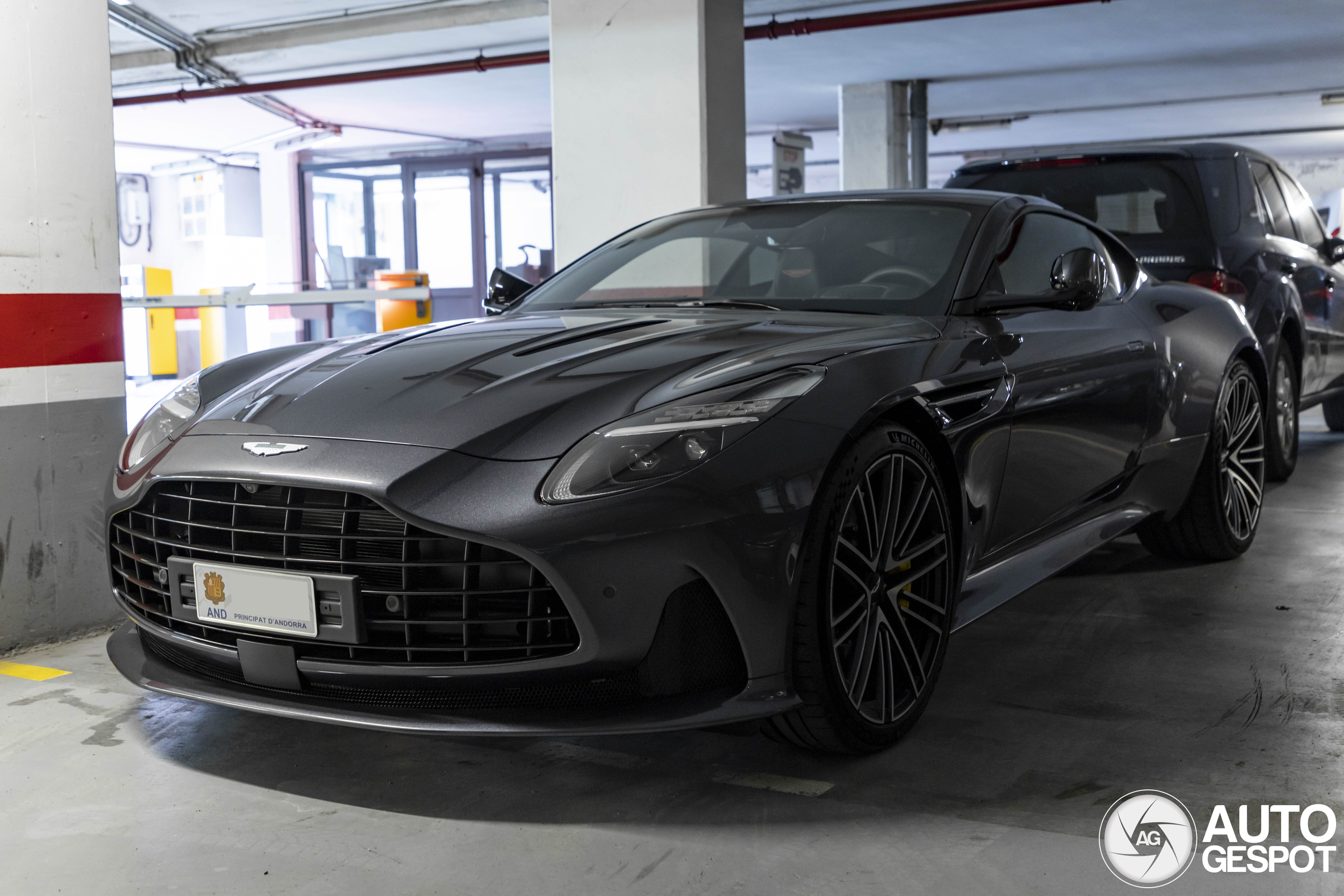 Aston Martin DB12